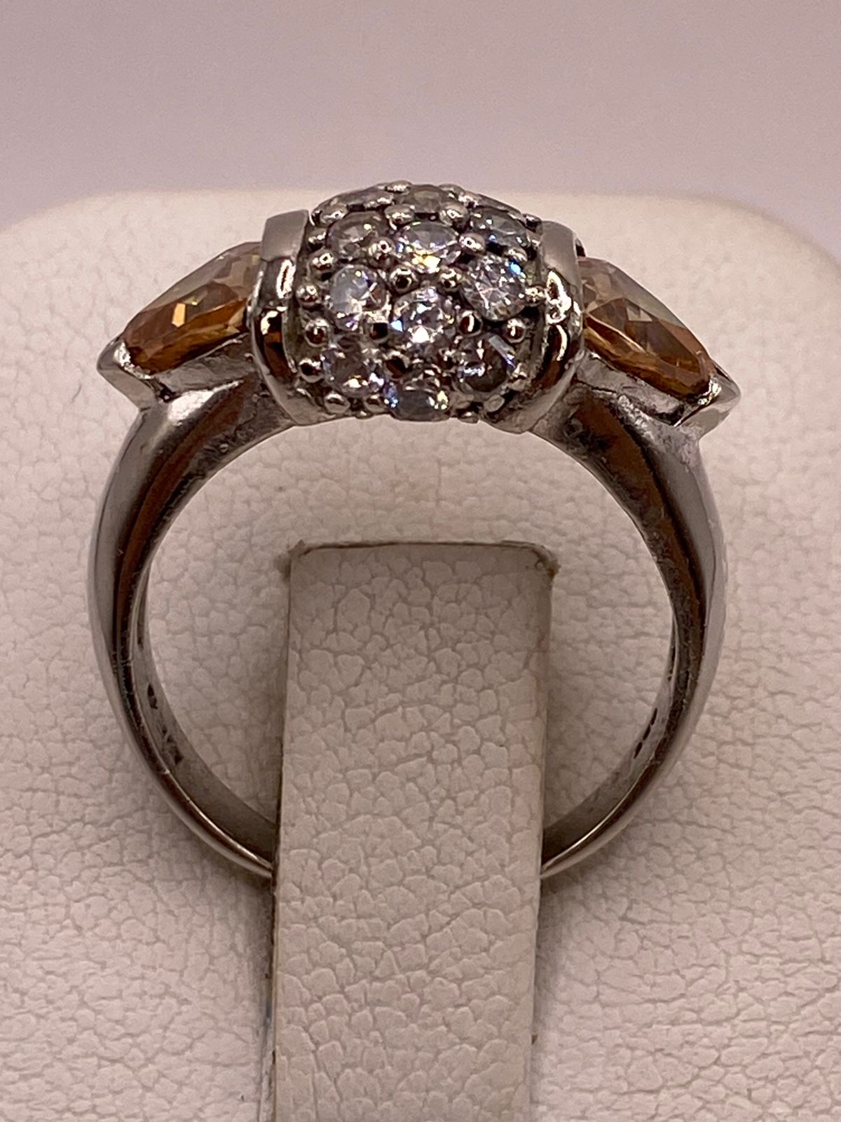 Anillo Elegante con Zirconias Color Champagne en Plata Ley 925