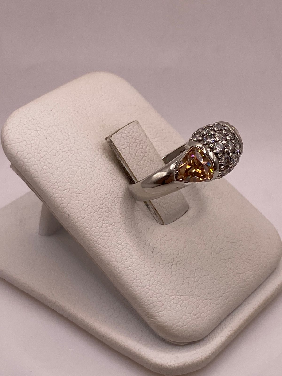 Anillo Elegante con Zirconias Color Champagne en Plata Ley 925