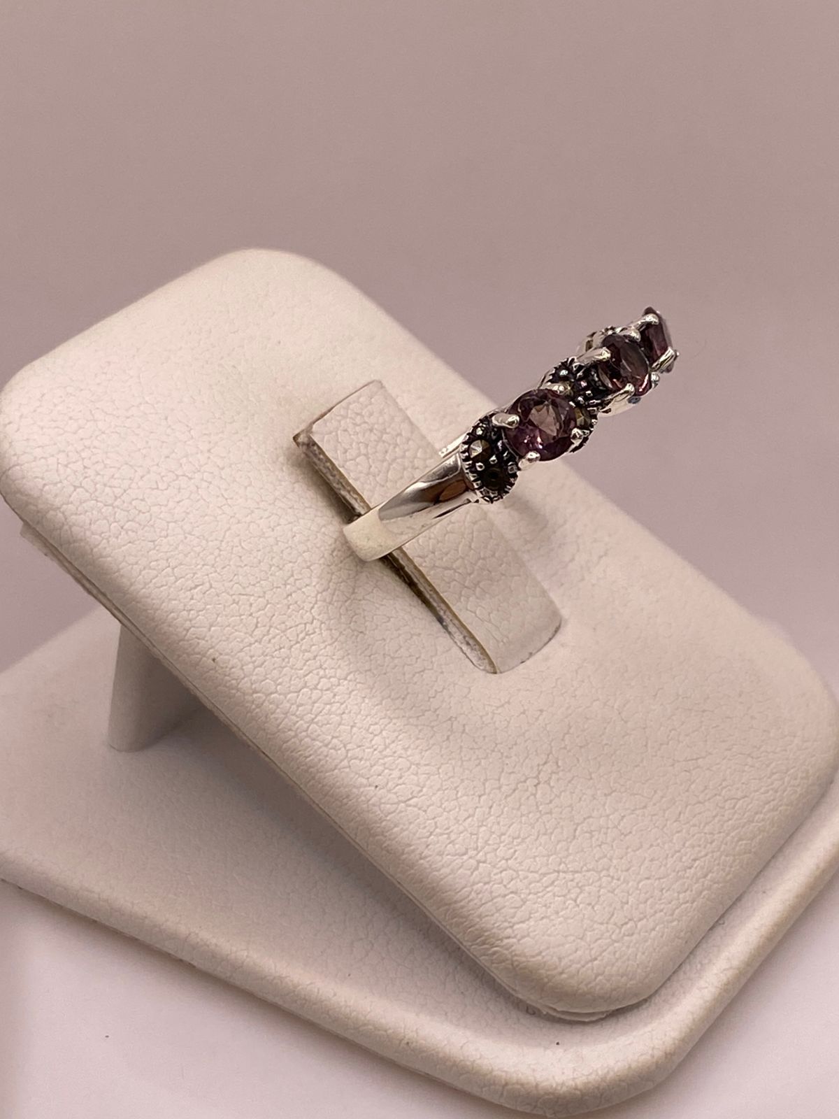 Anillo Elegante con Zirconias Moradas y Marquesitas en Plata Ley 925