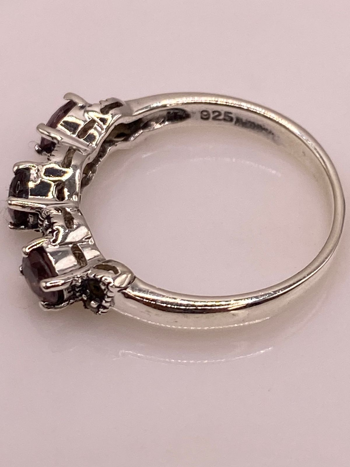 Anillo Elegante con Zirconias Moradas y Marquesitas en Plata Ley 925