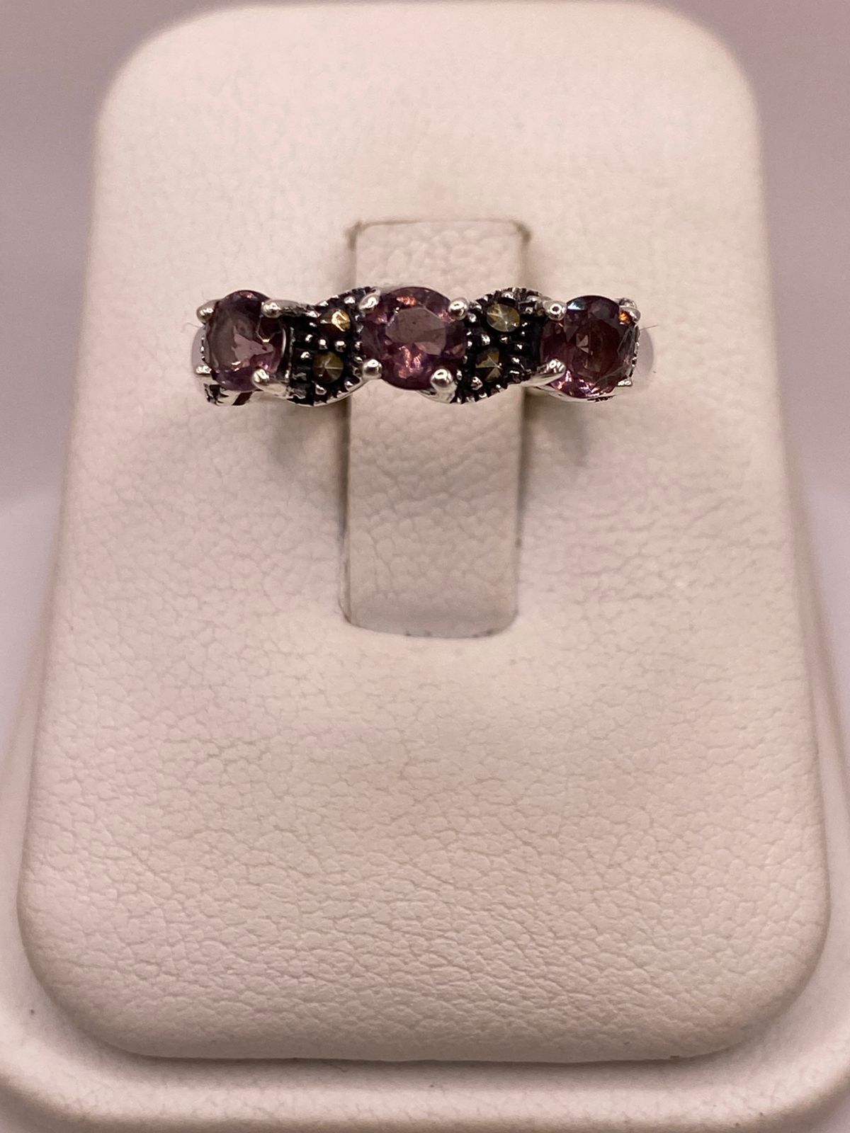 Anillo Elegante con Zirconias Moradas y Marquesitas en Plata Ley 925