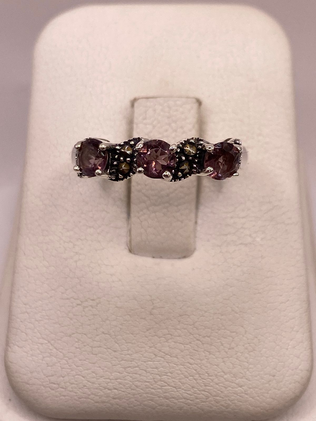 Anillo Elegante con Zirconias Moradas y Marquesitas en Plata Ley 925
