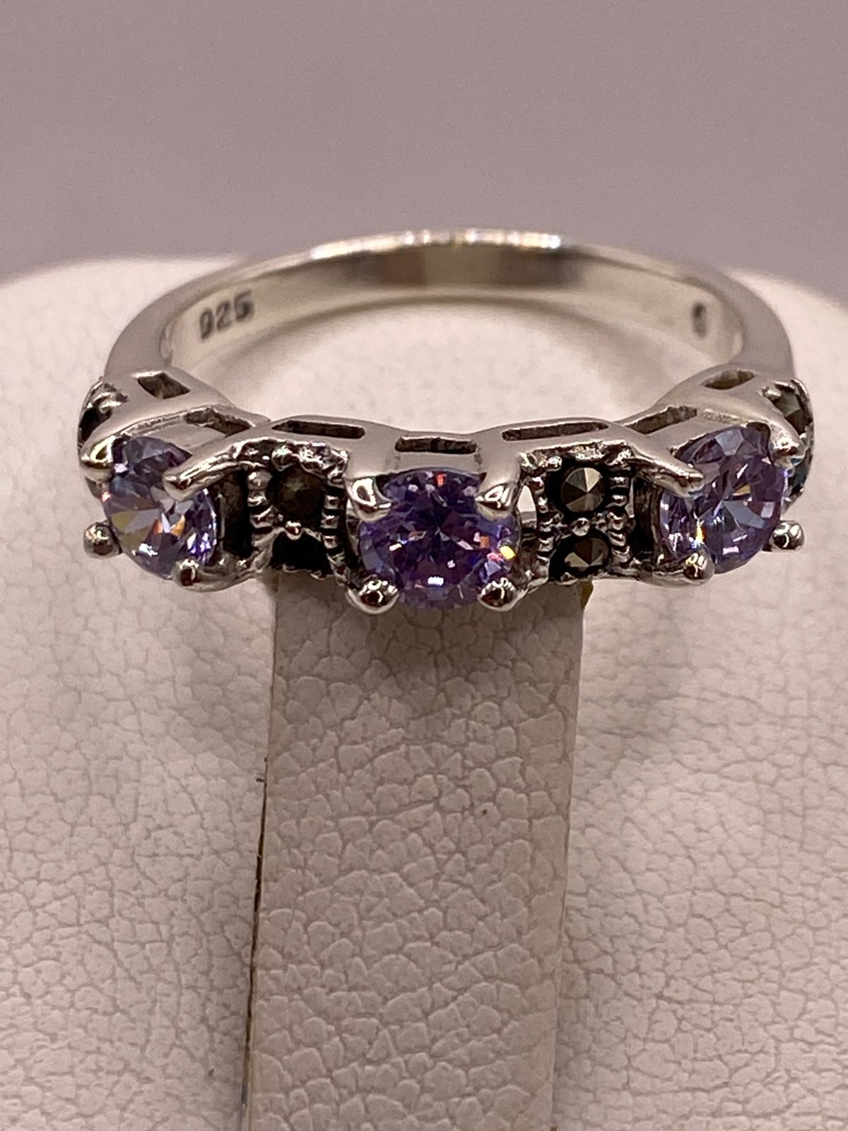 Anillo Elegante con Zirconias Moradas y Marquesitas en Plata Ley 925