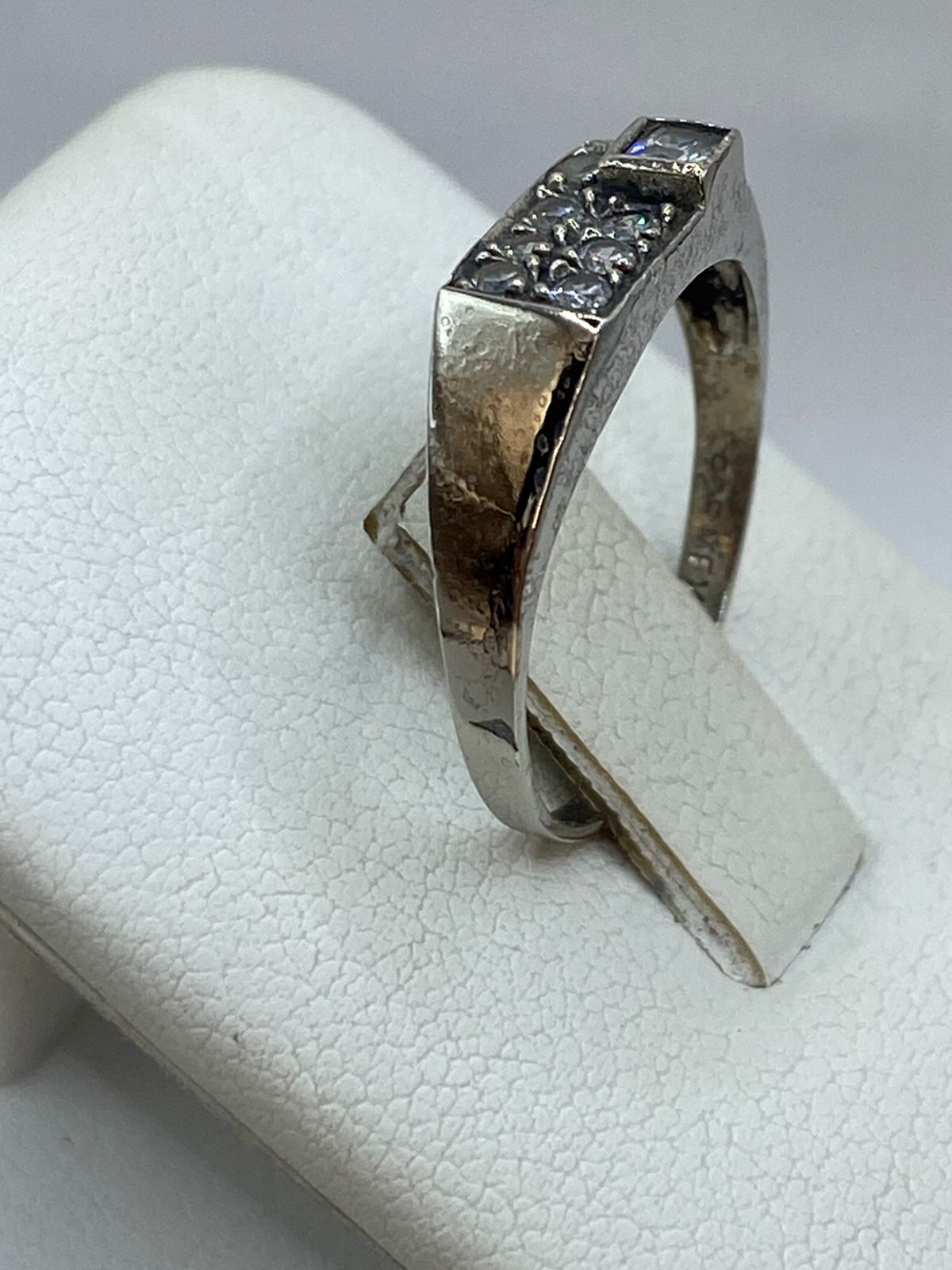 Anillo Elegante con Zirconias en Plata 925