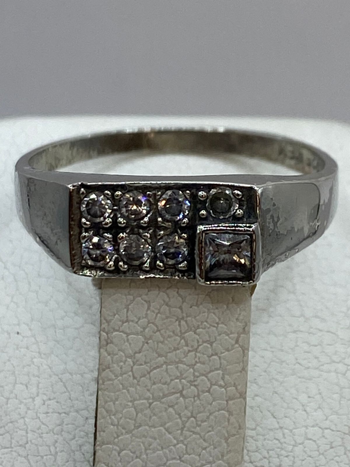 Anillo Elegante con Zirconias en Plata 925