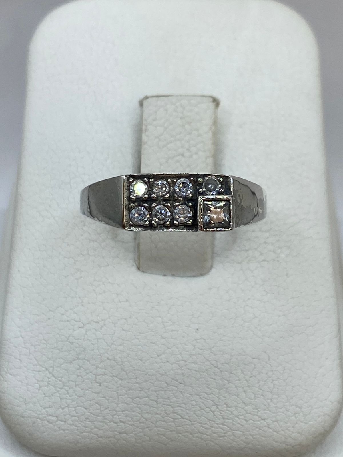 Anillo Elegante con Zirconias en Plata 925