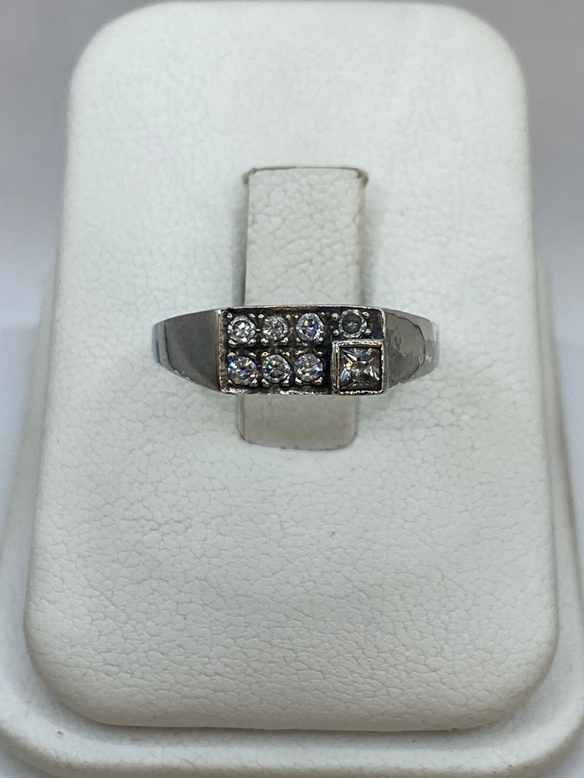 Anillo Elegante con Zirconias en Plata 925