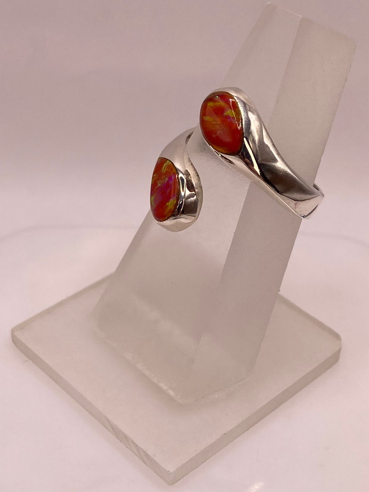 ANILLO ENVOLVENTE DE PLATA LEY 950 CON ÓPALO DE FUEGO
