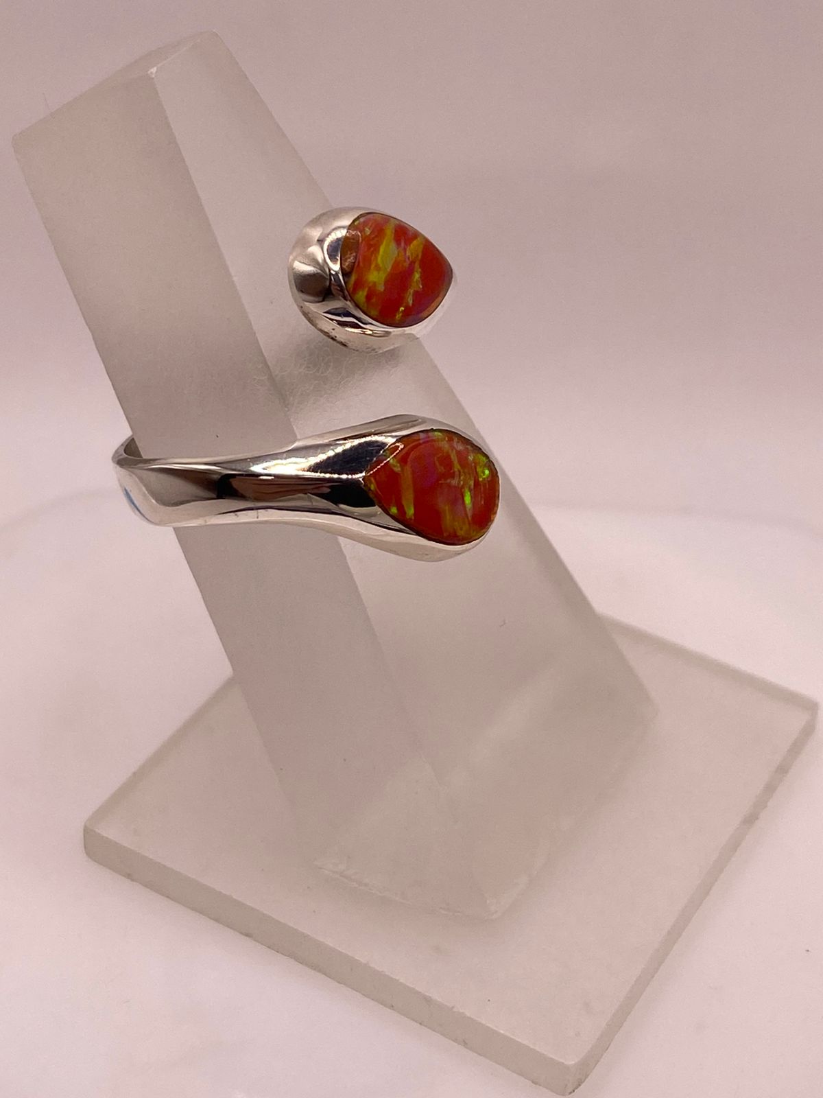 ANILLO ENVOLVENTE DE PLATA LEY 950 CON ÓPALO DE FUEGO