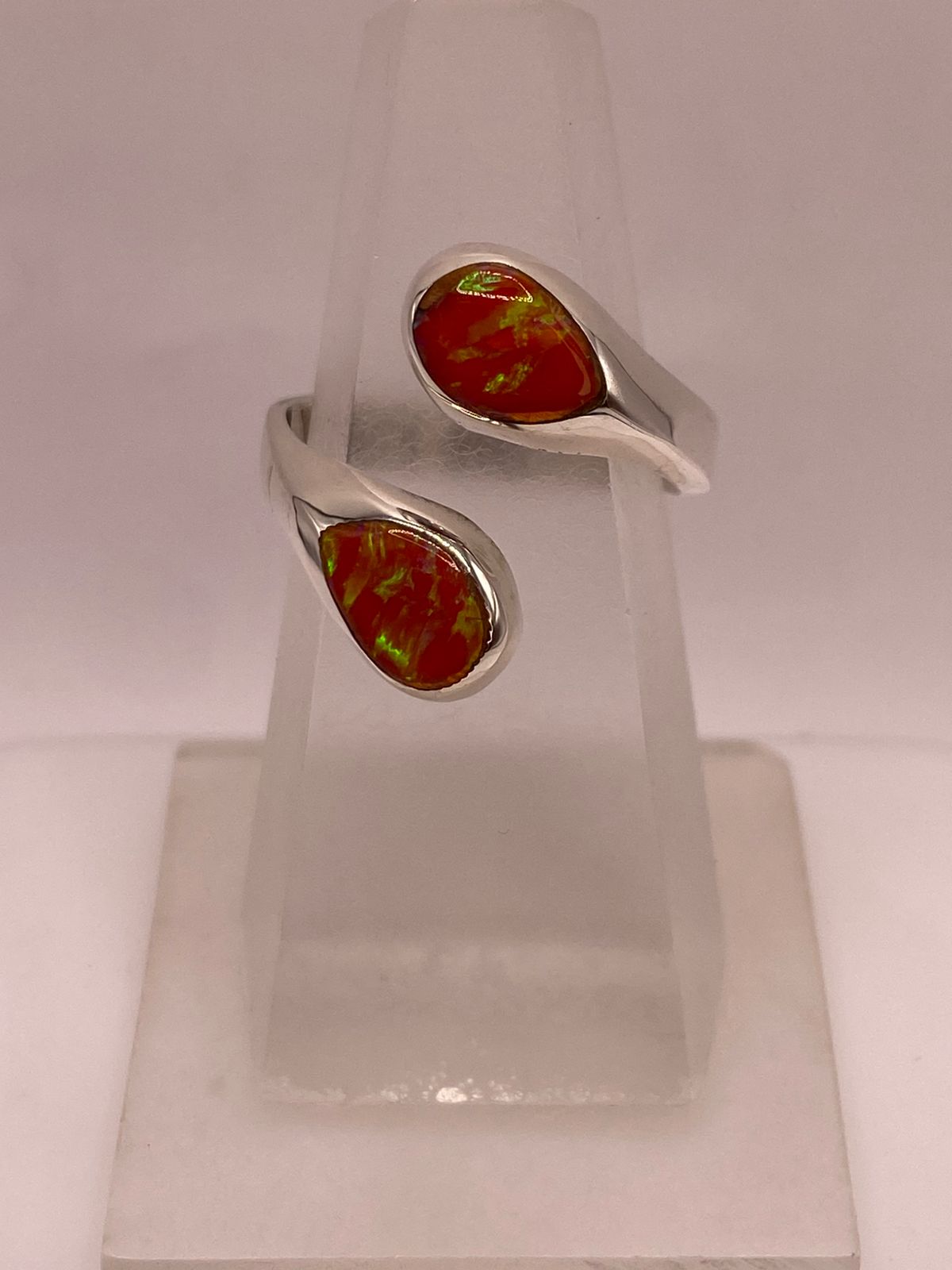 ANILLO ENVOLVENTE DE PLATA LEY 950 CON ÓPALO DE FUEGO