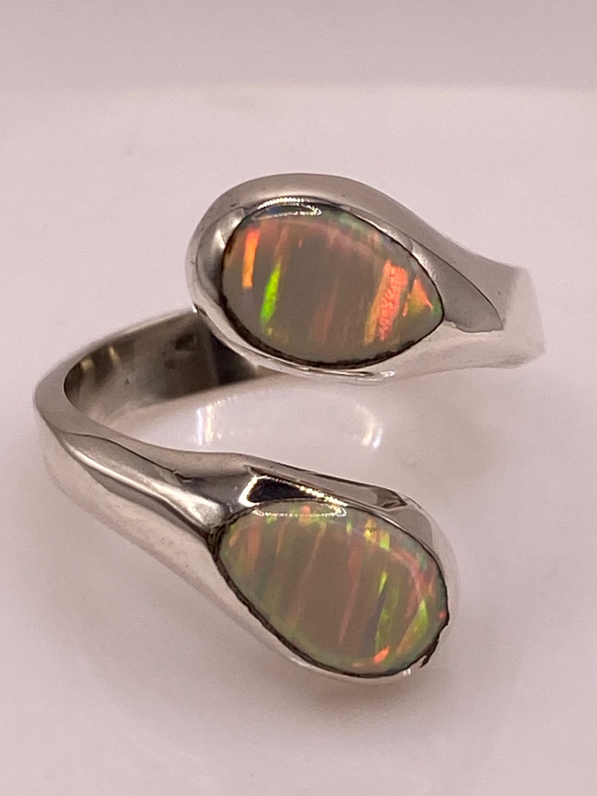 ANILLO ENVOLVENTE DE PLATA LEY 950 CON ÓPALO DE FUEGO TORNASOL