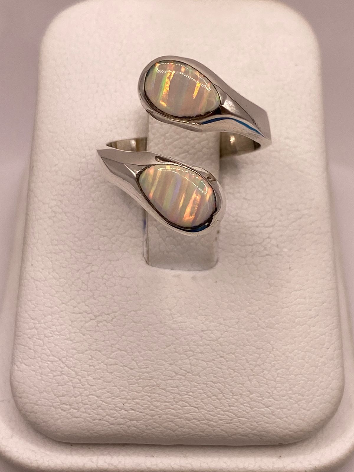 ANILLO ENVOLVENTE DE PLATA LEY 950 CON ÓPALO DE FUEGO TORNASOL