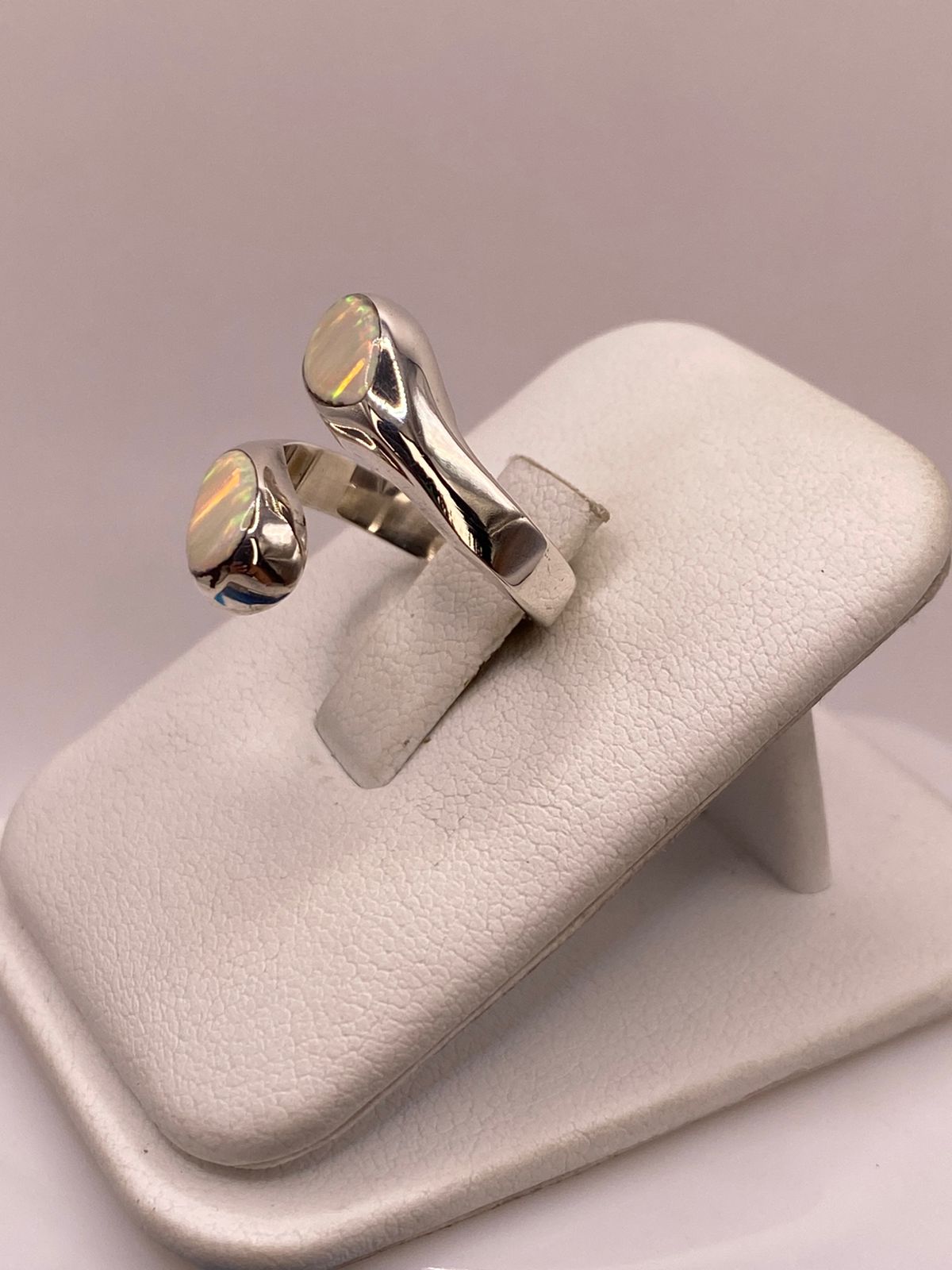 ANILLO ENVOLVENTE DE PLATA LEY 950 CON ÓPALO DE FUEGO TORNASOL