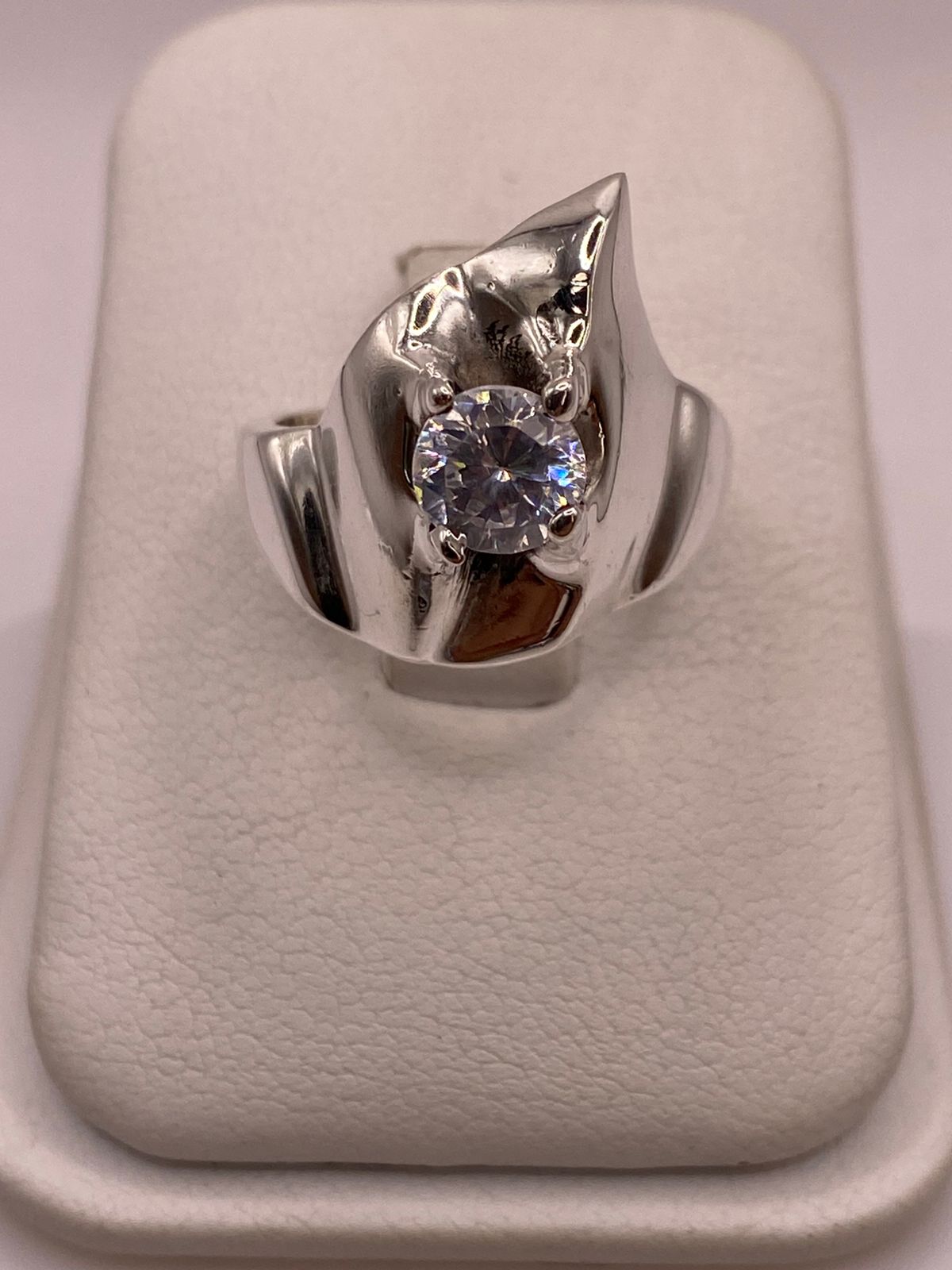 Anillo Escultórico Moderno con Zirconia Brillante en Plata Ley 925