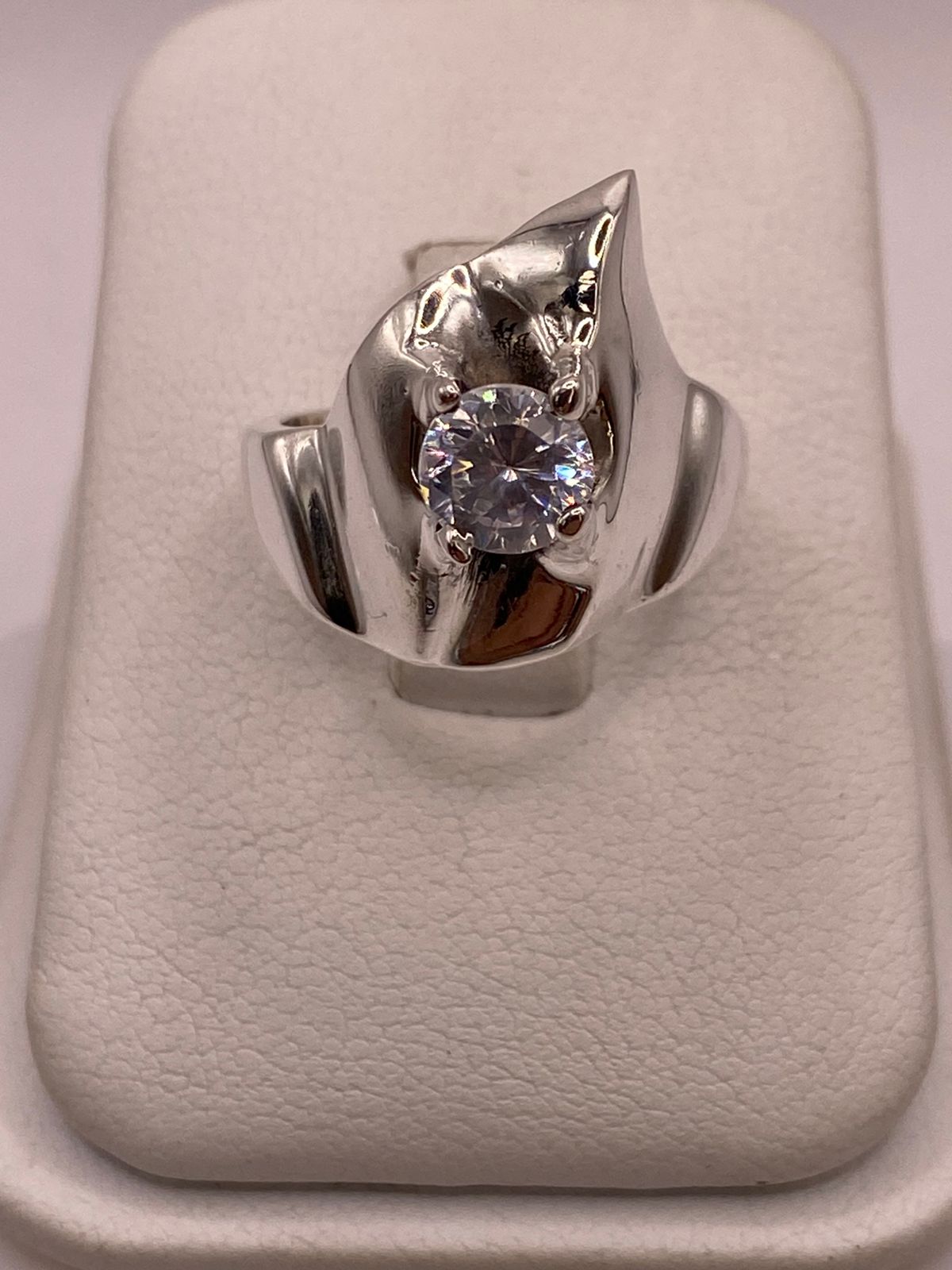 Anillo Escultórico Moderno con Zirconia Brillante en Plata Ley 925