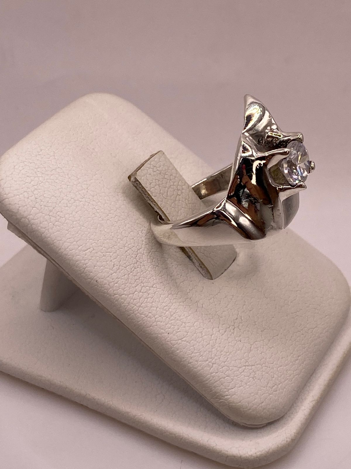 Anillo Escultórico Moderno con Zirconia Brillante en Plata Ley 925