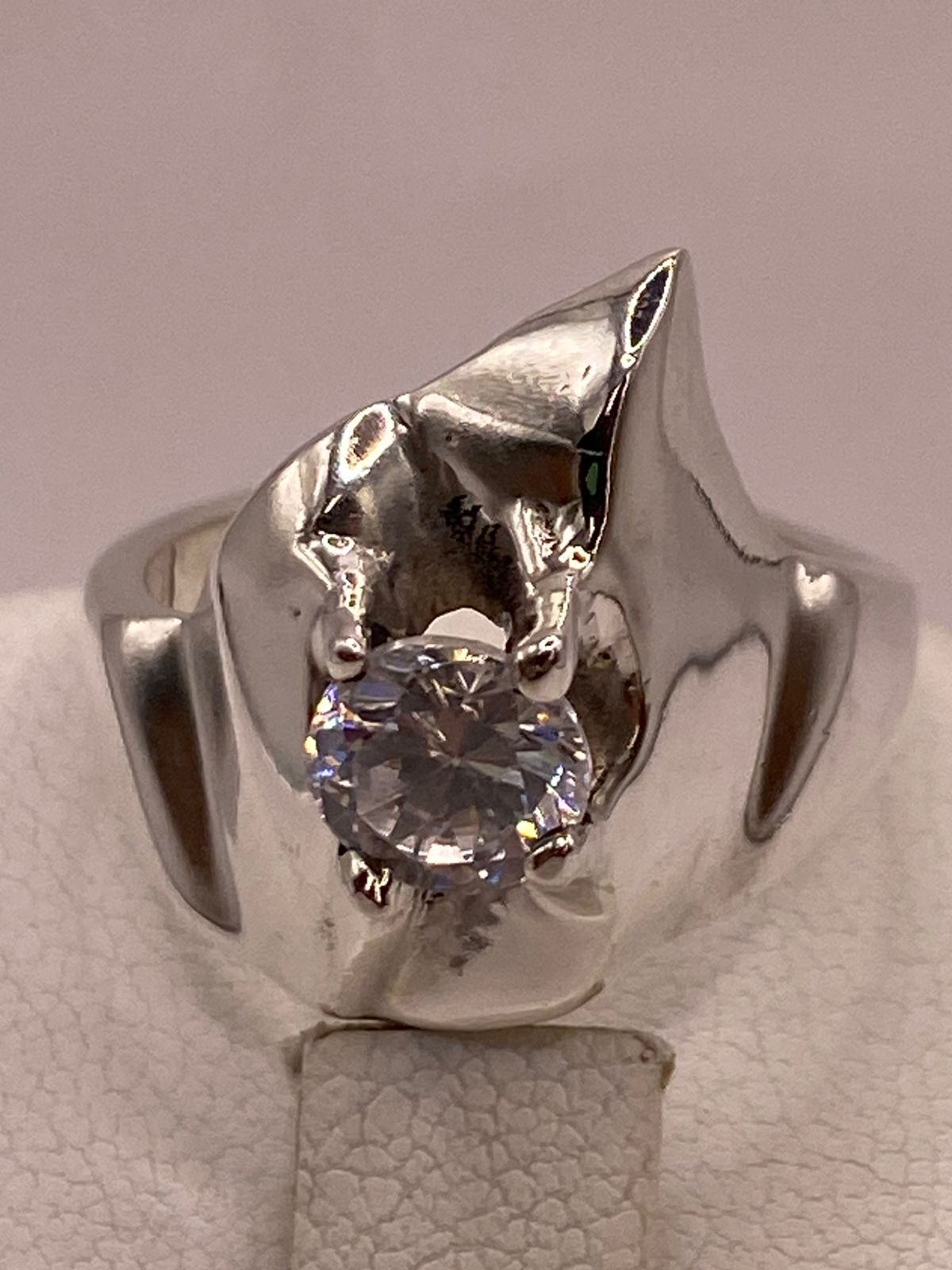 Anillo Escultórico Moderno con Zirconia Brillante en Plata Ley 925
