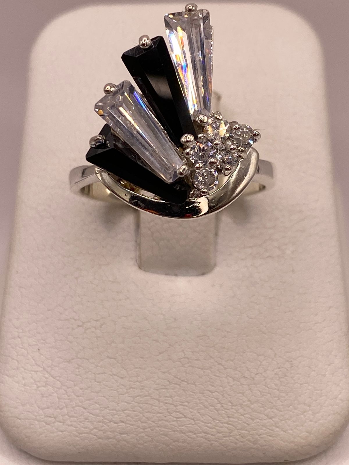 Anillo Escultural de Plata 925 con Zirconias Blancas y Negras