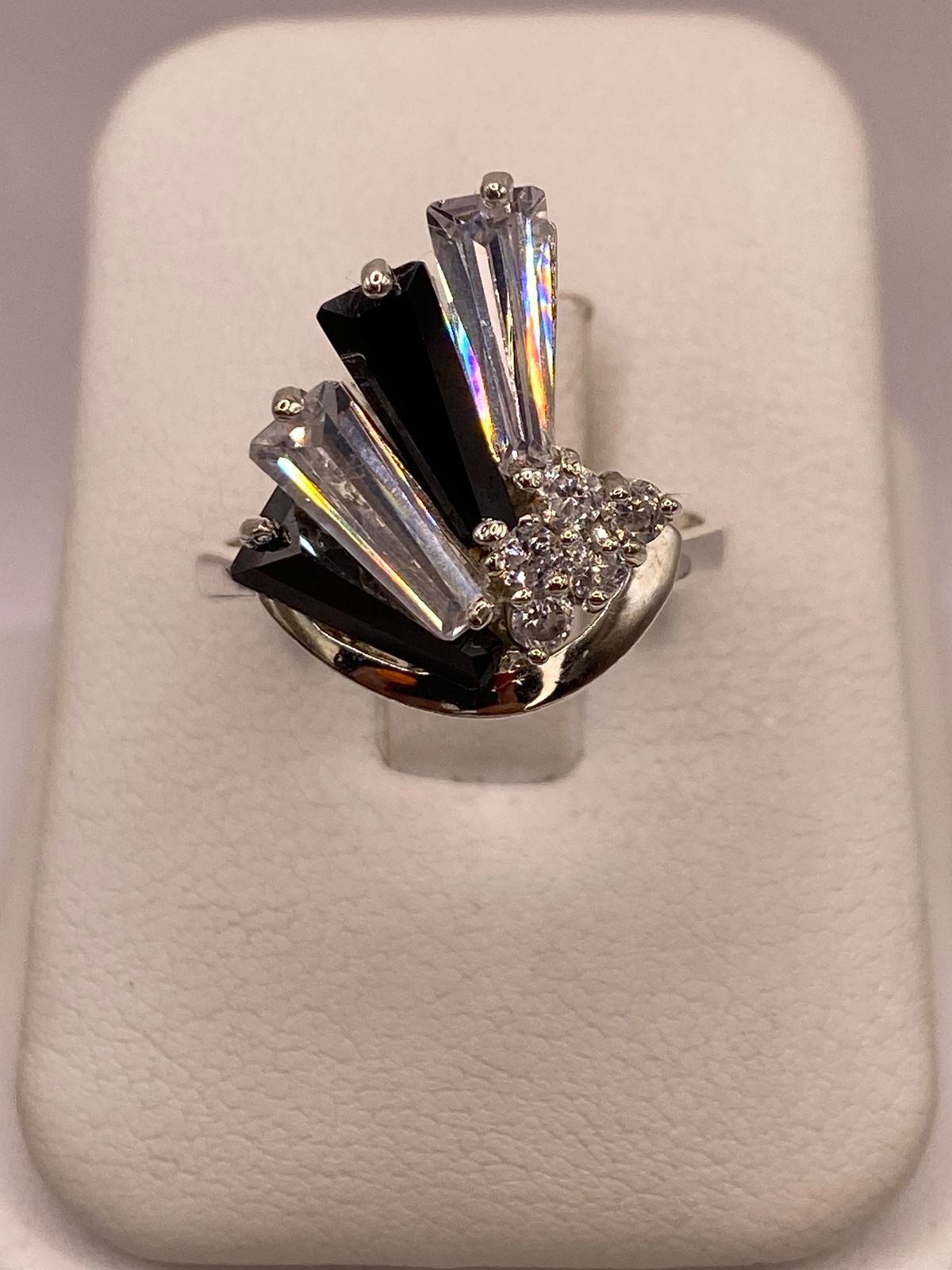 Anillo Escultural de Plata 925 con Zirconias Blancas y Negras