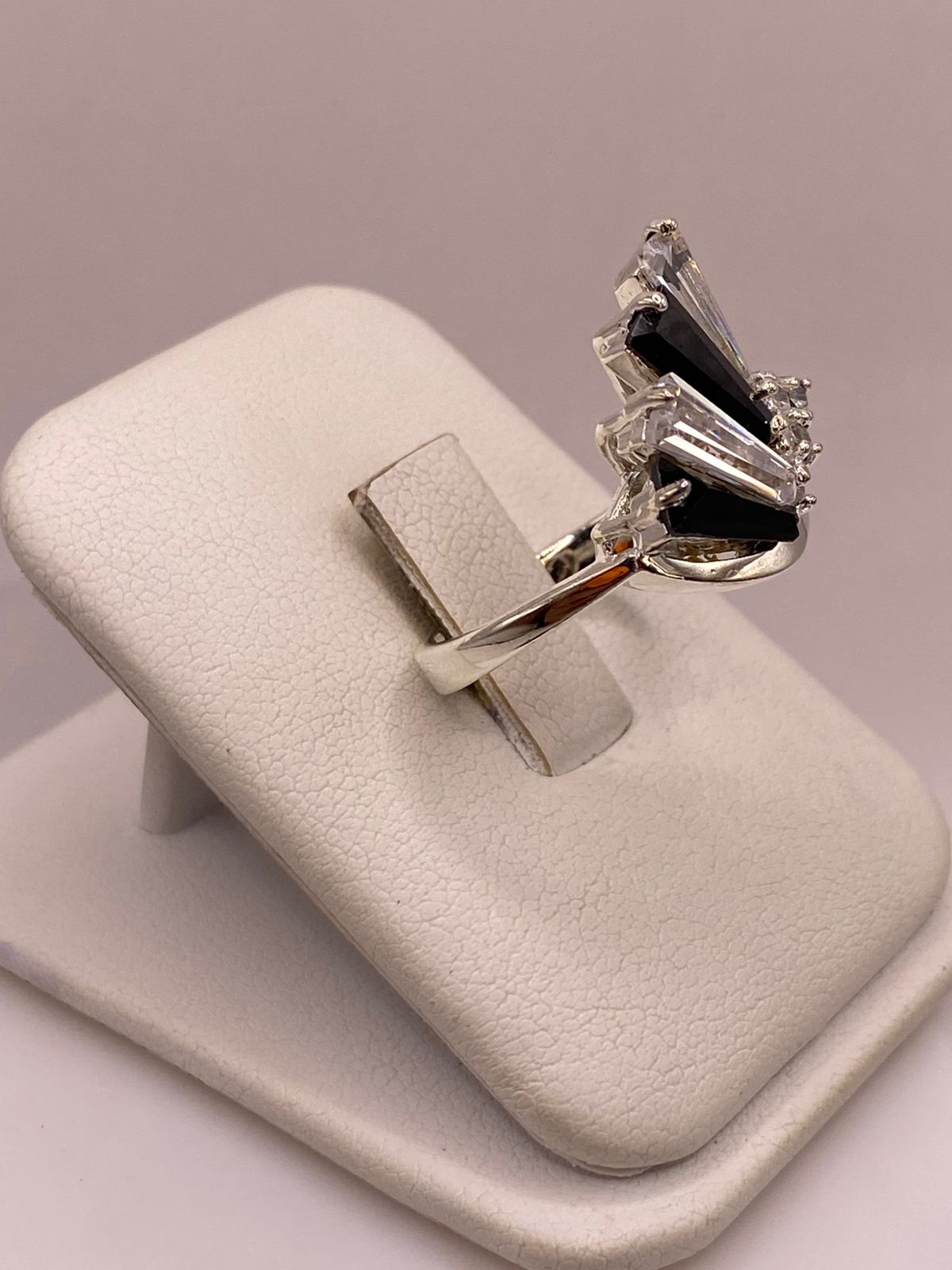 Anillo Escultural de Plata 925 con Zirconias Blancas y Negras