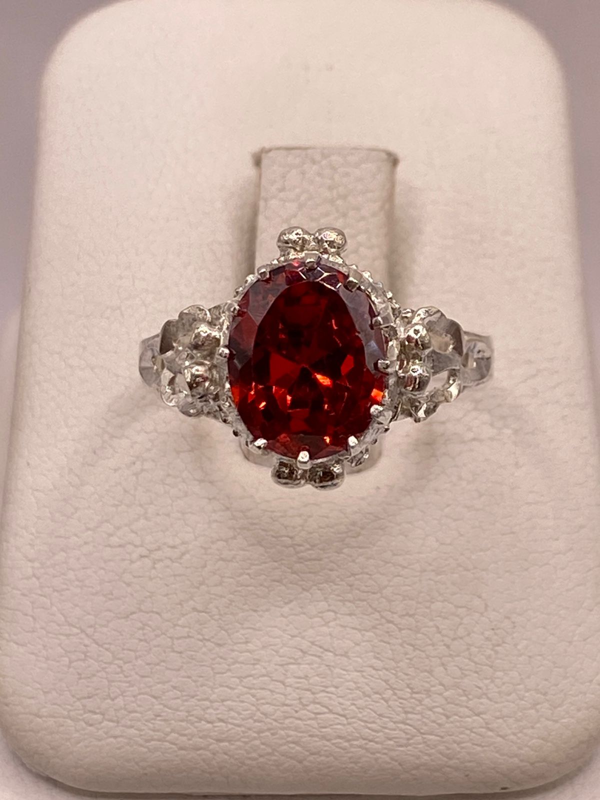 Anillo Estilo Princesa con Zirconia Roja en Plata Ley 925