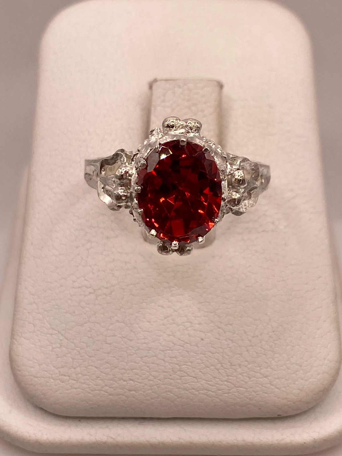 Anillo Estilo Princesa con Zirconia Roja en Plata Ley 925
