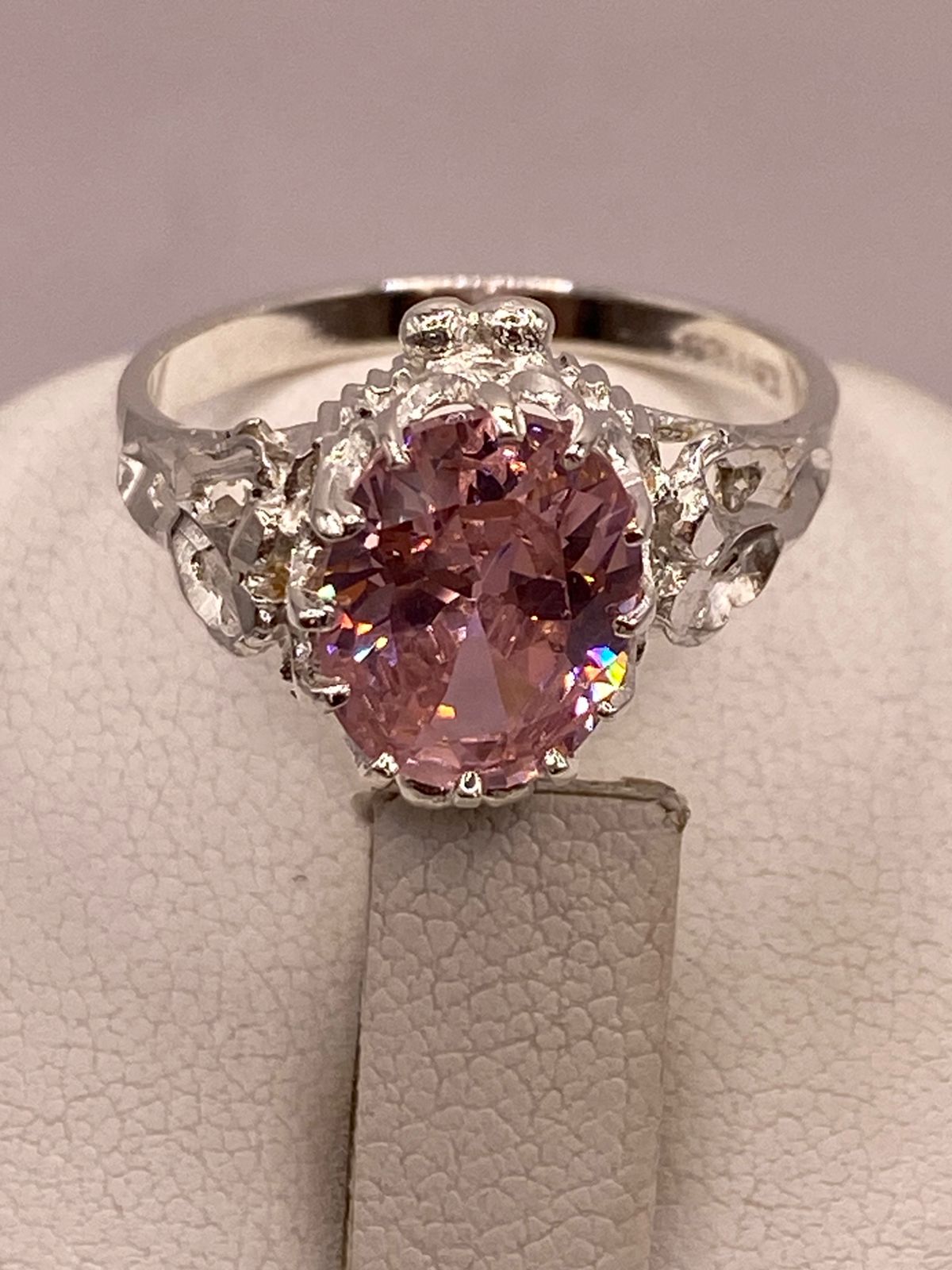 Anillo Estilo Princesa con Zirconia Rosa en Plata Ley 925