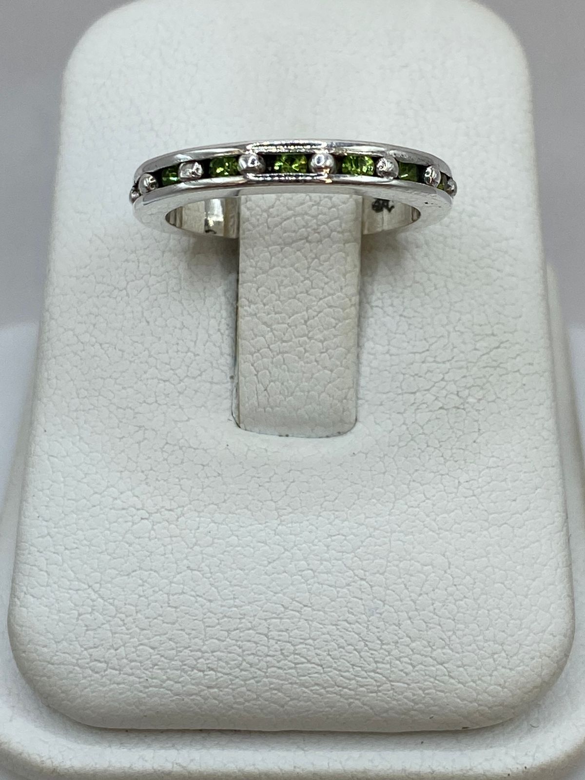Anillo Eternity con Zirconia Verde Claro en Plata 925