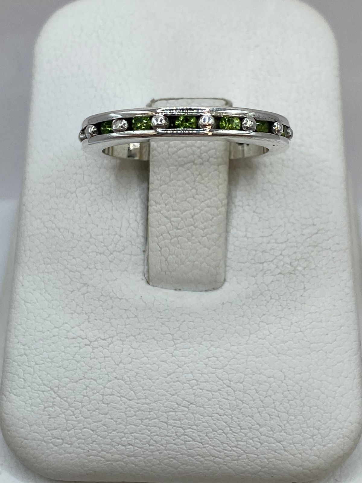 Anillo Eternity con Zirconia Verde Claro en Plata 925