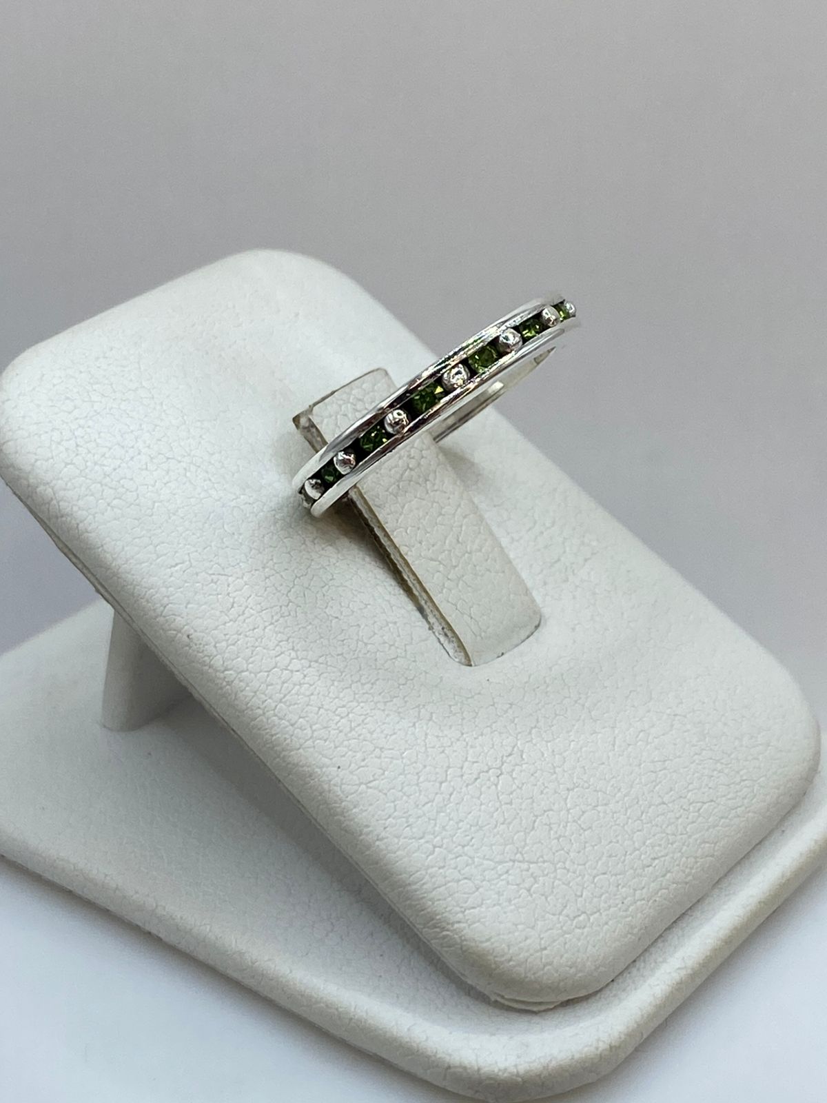 Anillo Eternity con Zirconia Verde Claro en Plata 925