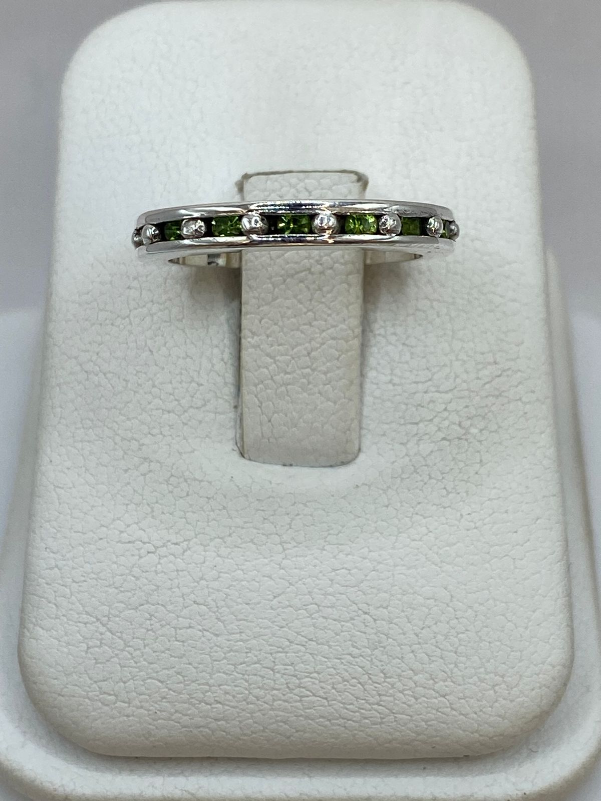 Anillo Eternity con Zirconia Verde Claro en Plata 925