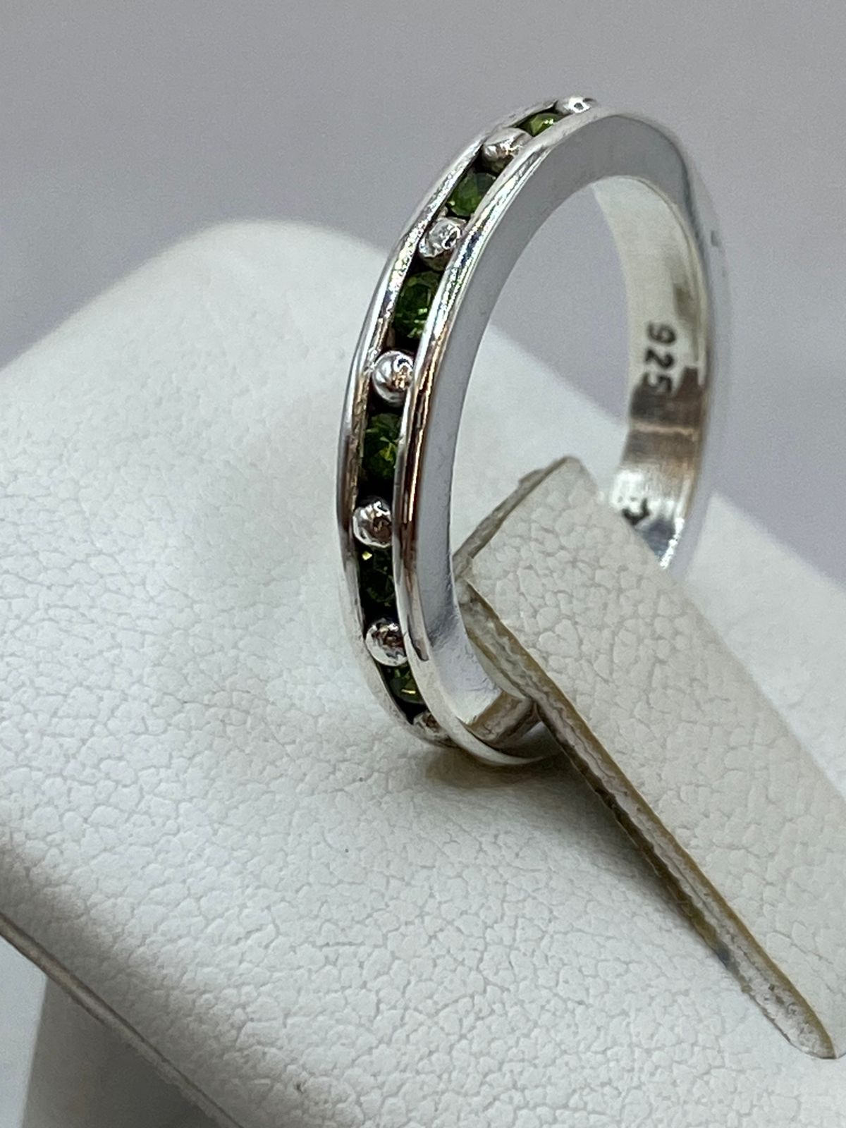 Anillo Eternity con Zirconia Verde Claro en Plata 925
