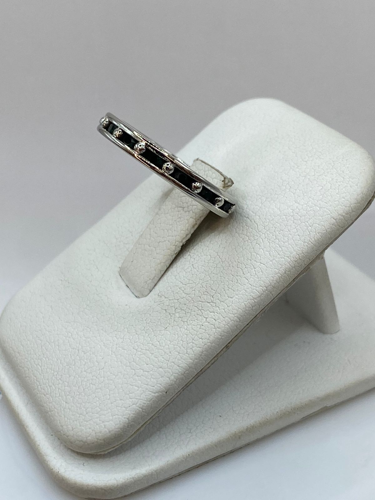 Anillo Eternity con Zirconia Verde Oscuro en Plata 925