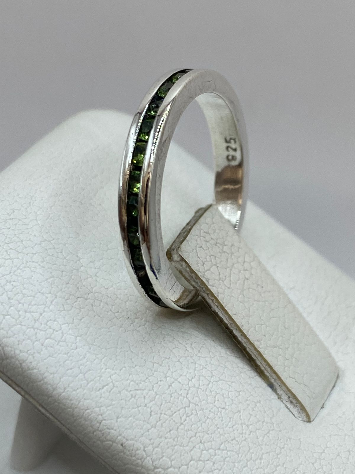 Anillo Eternity con Zirconia Verde en Plata 925