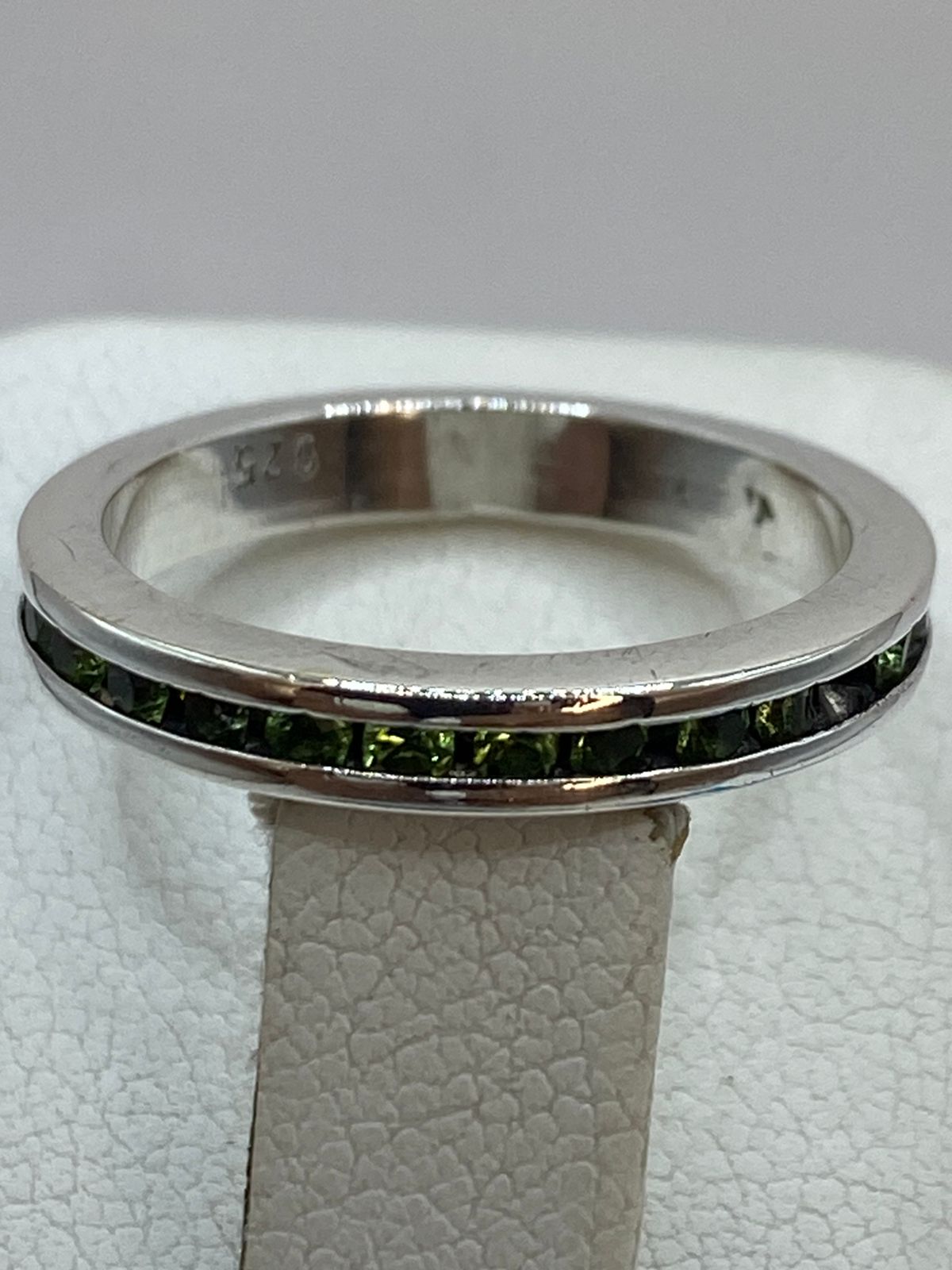 Anillo Eternity con Zirconia Verde en Plata 925