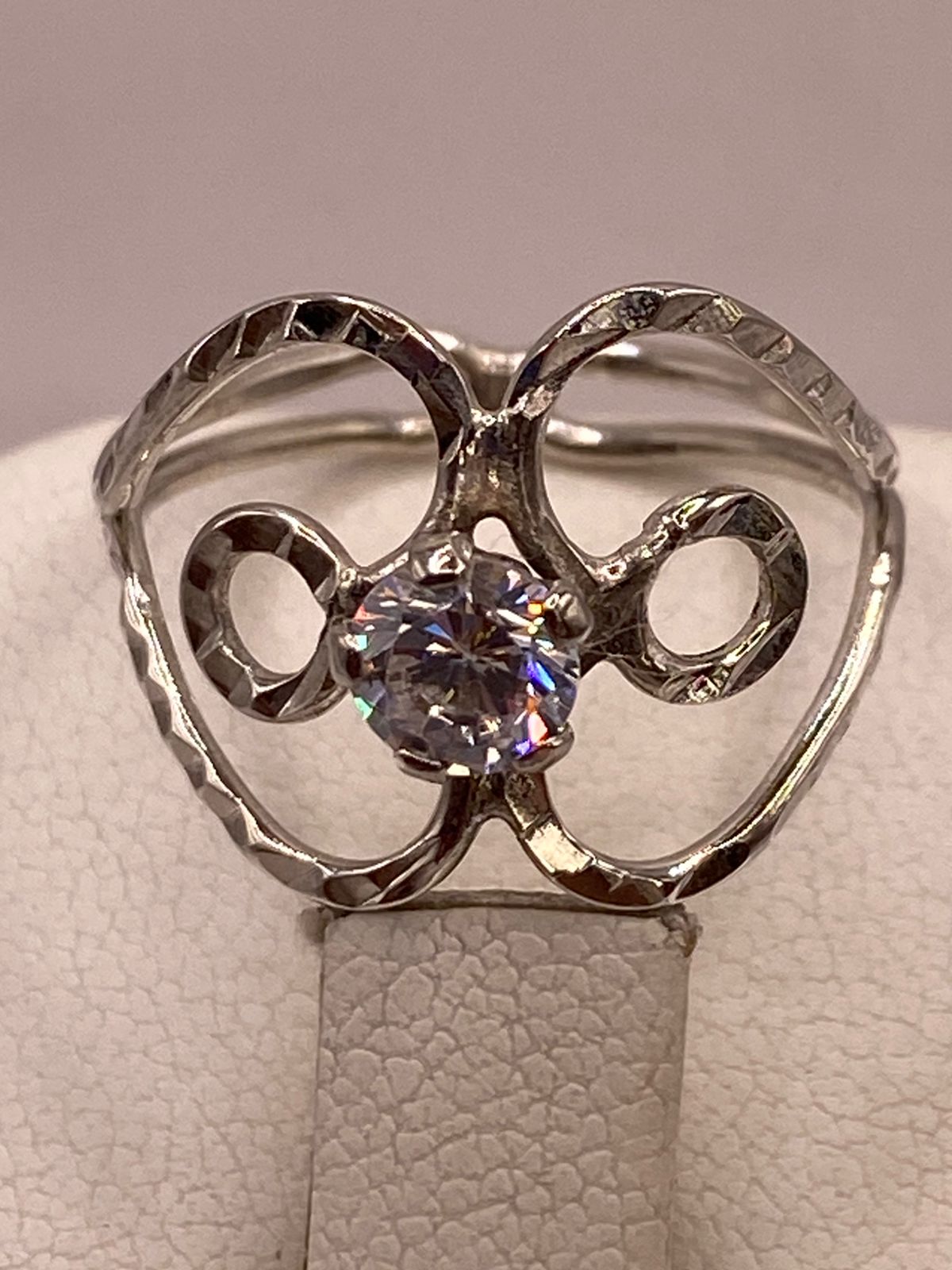 ANILLO FLORAL ABSTRACTO CON ZIRCONIA EN PLATA LEY 925