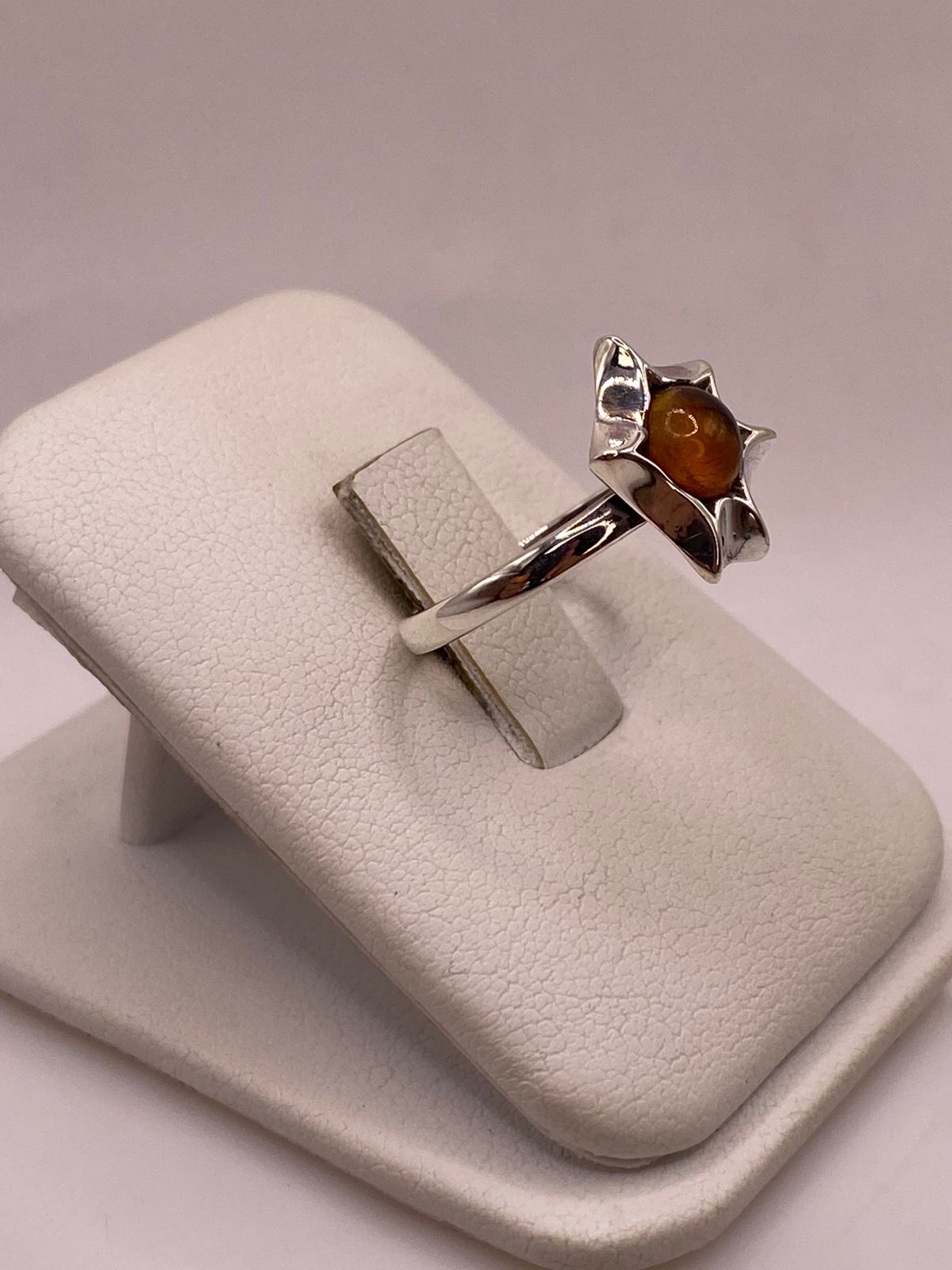 Anillo Floral con Ámbar Natural en Plata Ley 925