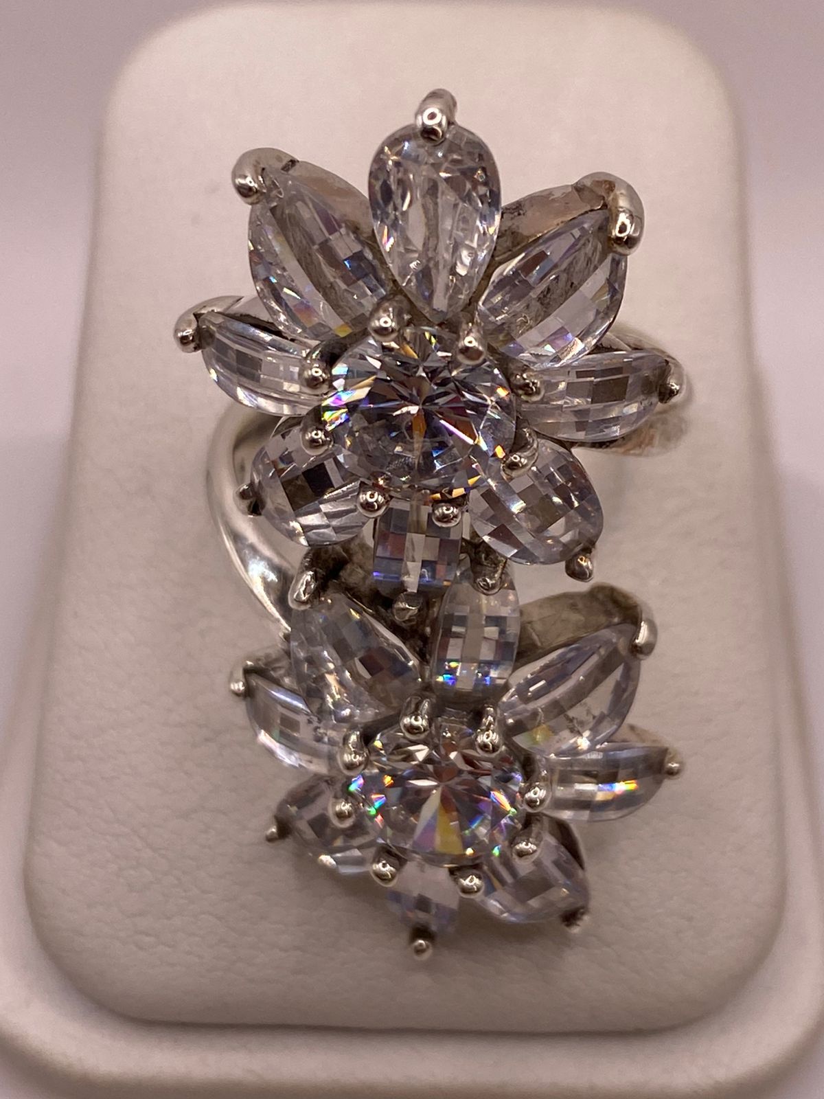 Anillo floral doble de plata .925 con circonias transparentes puesto en mano femenina — artesanal Taxco, para ella