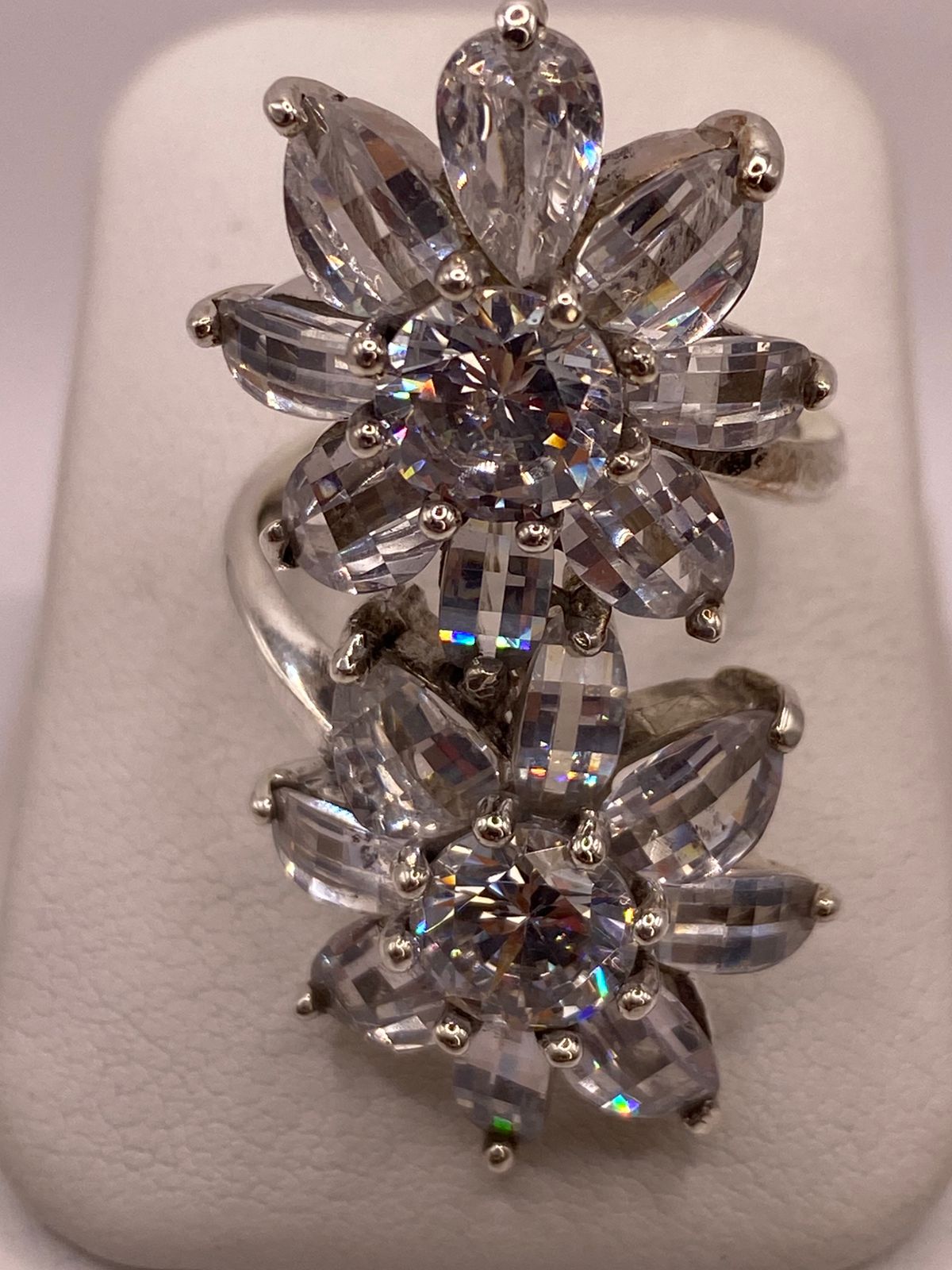 Sello de ley .925 grabado en el interior del anillo floral artesanal con circonias transparentes — hecho en Taxco