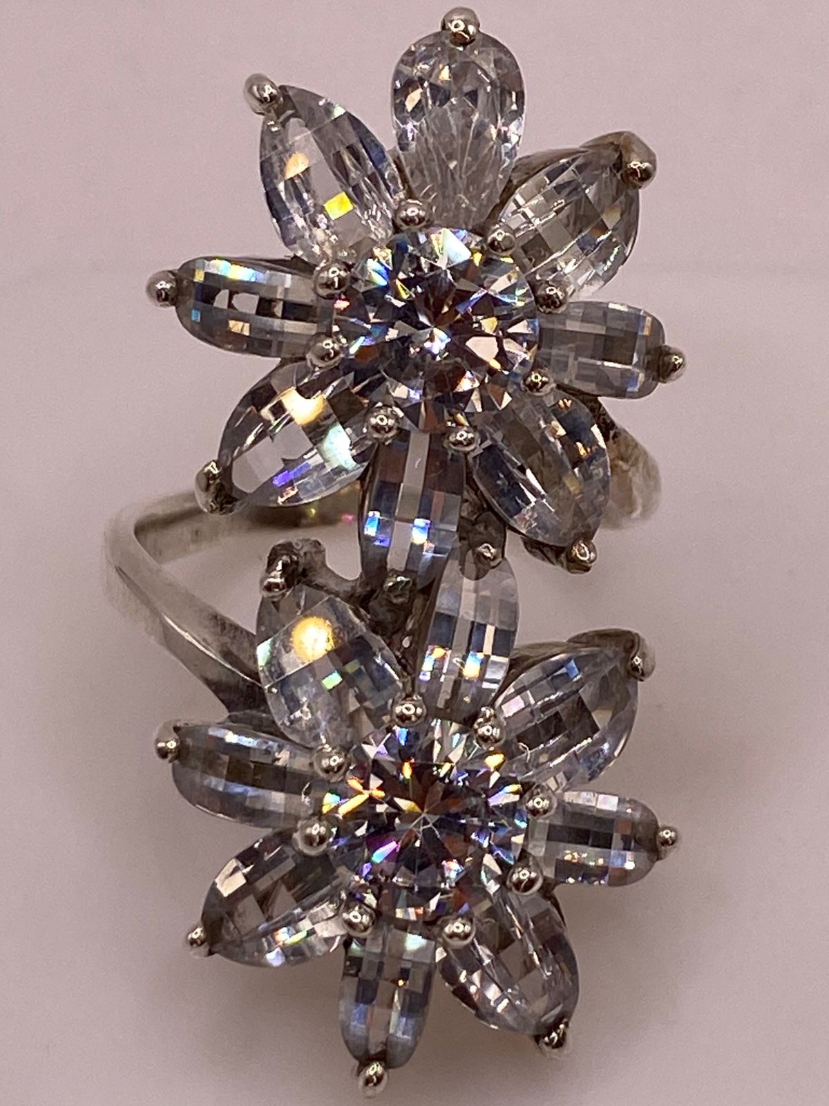 Detalle de pétalos de circonia en corte gota engastados en plata .925 — anillo floral artesanal Taxco