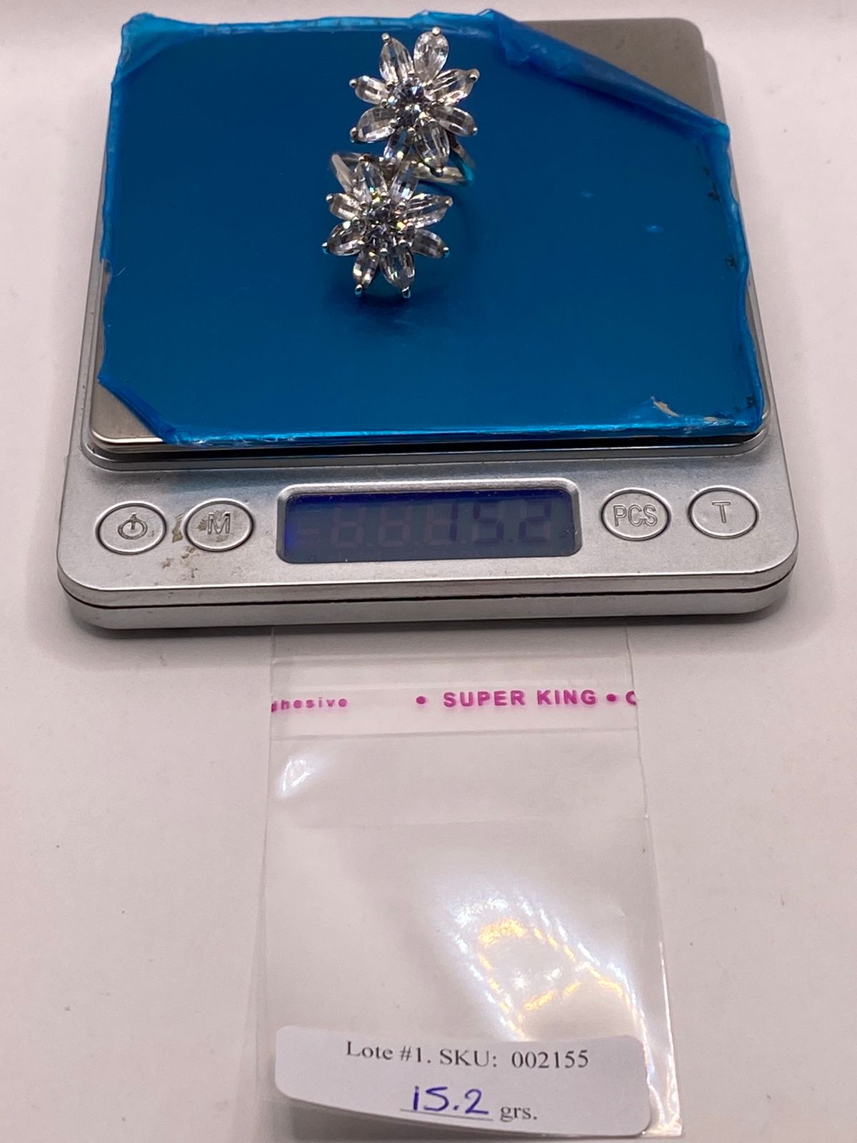 Destellos de circonias transparentes en anillo floral de plata .925 hecho a mano en Taxco — brillo artesanal mexicano