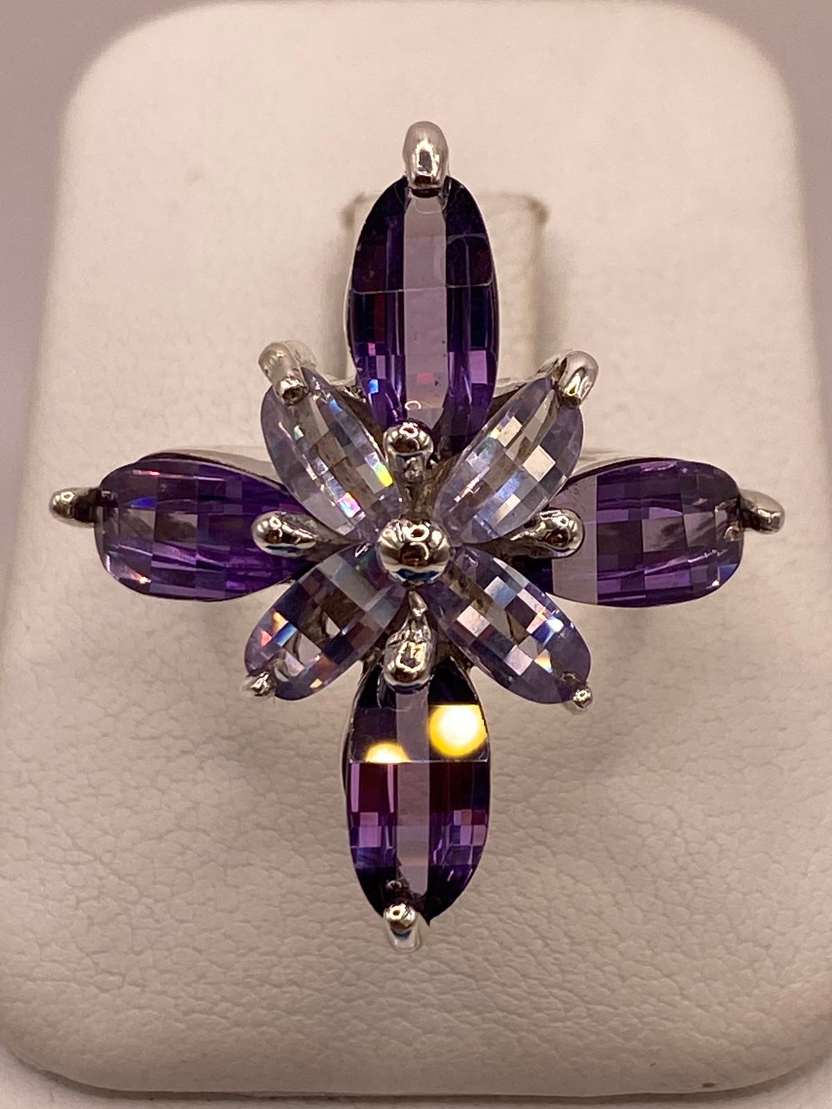Anillo Floral Elegante con Zirconias Moradas en Plata Ley 925