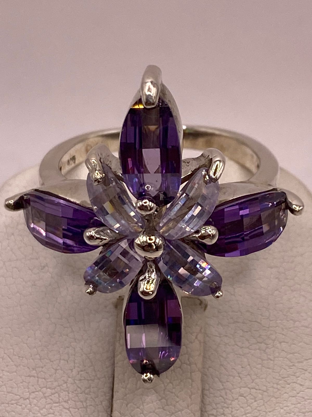 Anillo Floral Elegante con Zirconias Moradas en Plata Ley 925