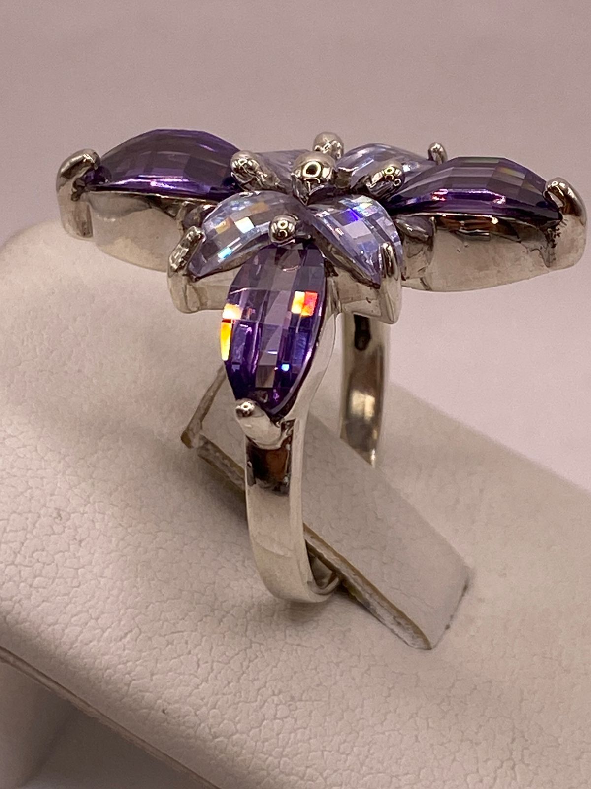 Anillo Floral Elegante con Zirconias Moradas en Plata Ley 925