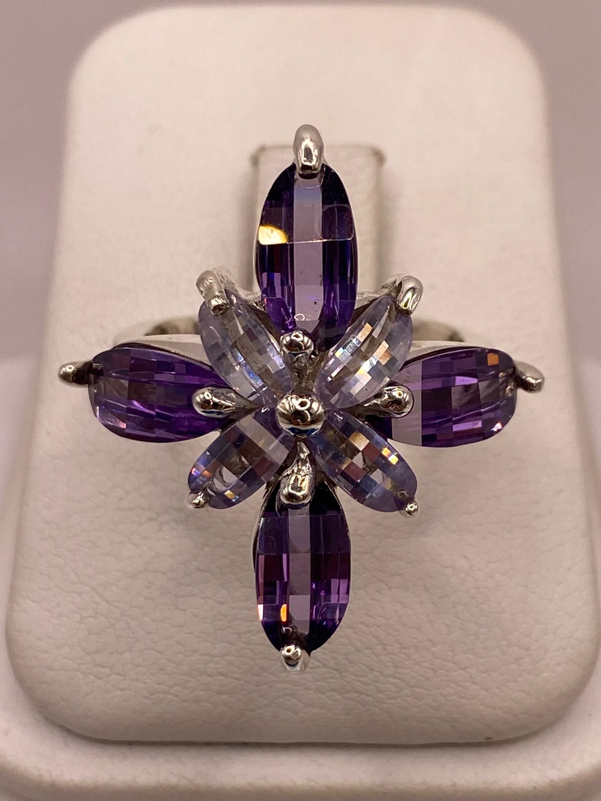 Anillo Floral Elegante con Zirconias Moradas en Plata Ley 925