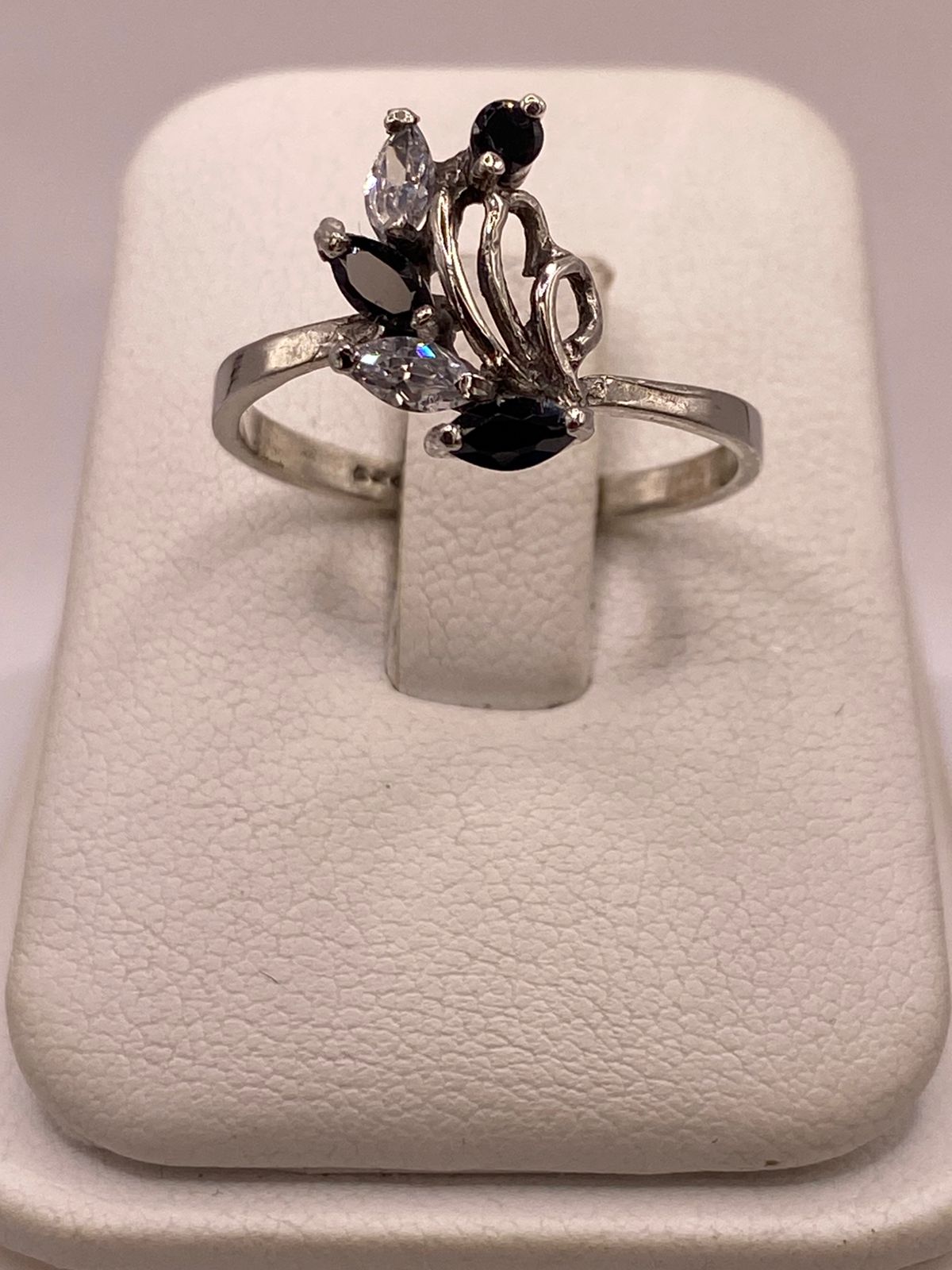 Anillo Floral Elegante con Zirconias en Plata Ley 925