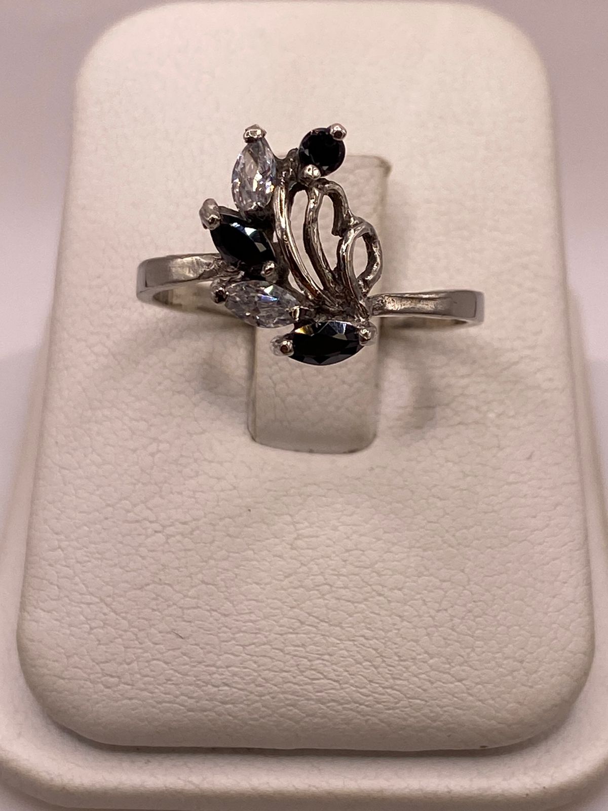 Anillo Floral Elegante con Zirconias en Plata Ley 925