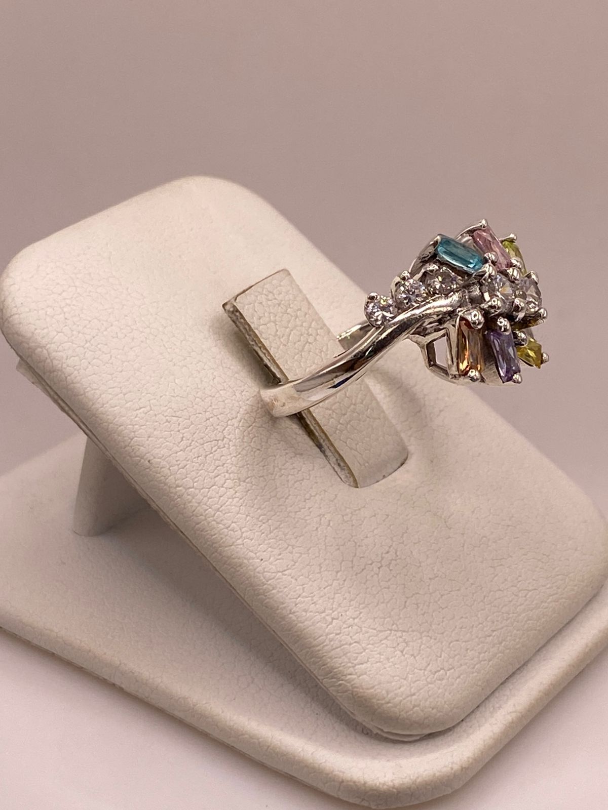 Anillo Floral Moderno Multicolor con Zirconias en Plata Ley 925