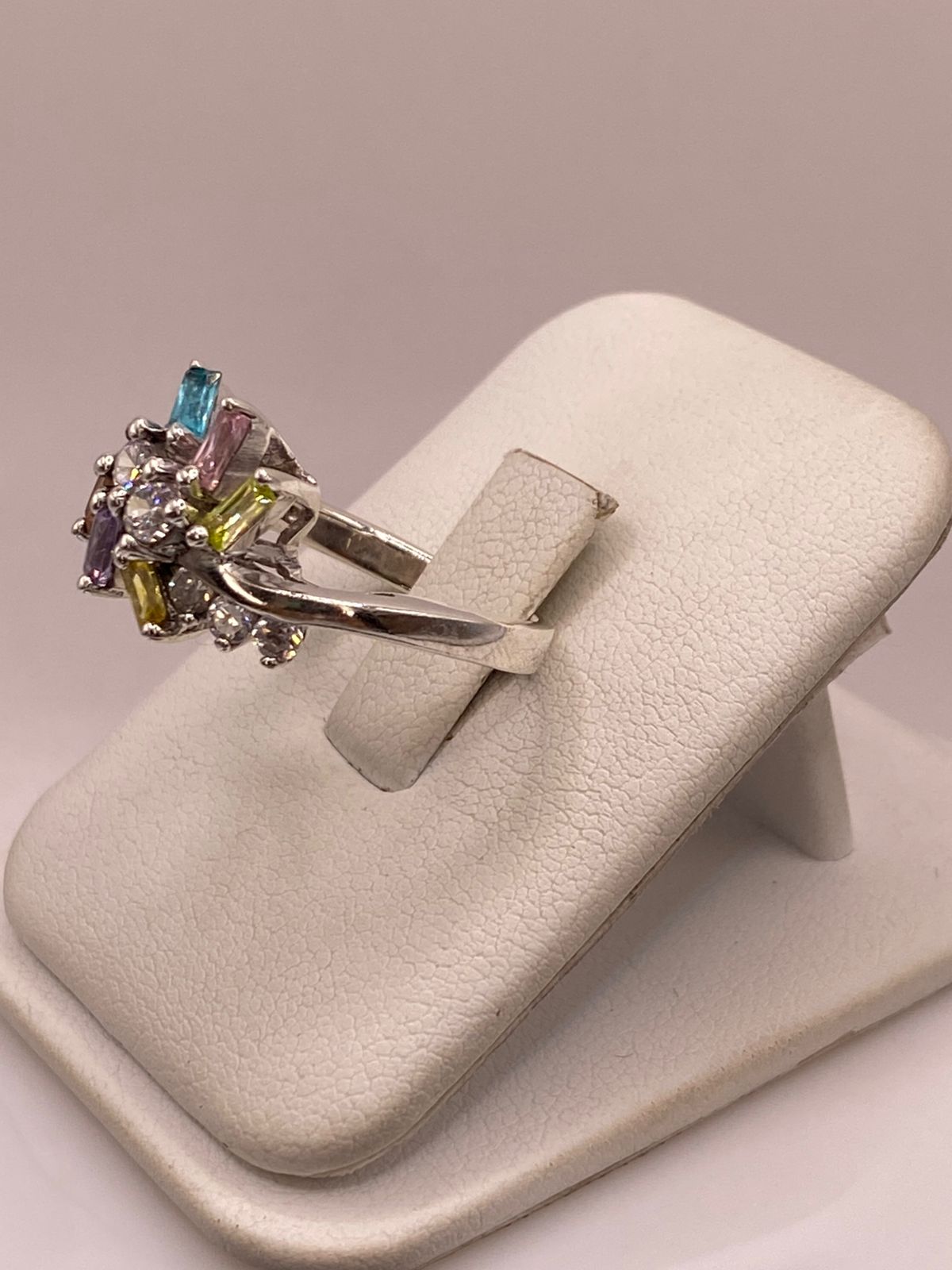 Anillo Floral Moderno Multicolor con Zirconias en Plata Ley 925