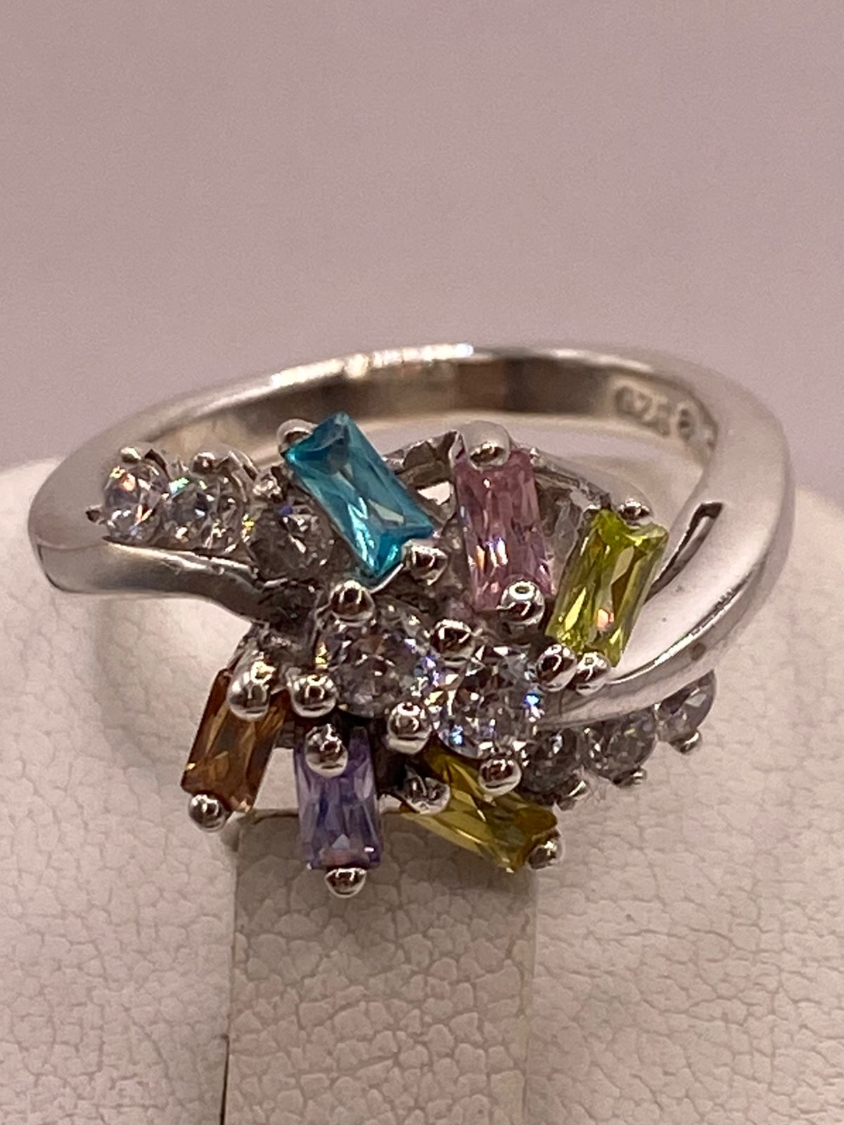 Anillo Floral Moderno Multicolor con Zirconias en Plata Ley 925
